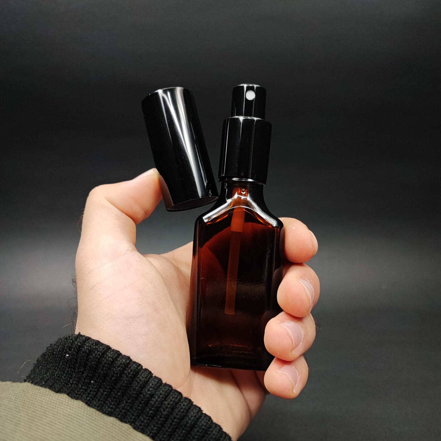 30 ML LÜKS VİDALI VALF ÇEVİRME PARFÜM ŞİŞELERİ - 30 CC AMBER YASSI CAM ŞİŞE - SİYAH METAL SPREYLİ KAPAKLI SET