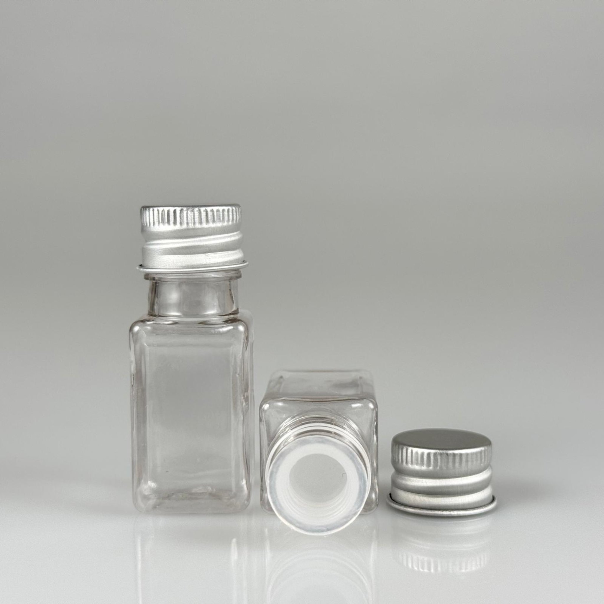 10 CC ŞEFFAF KARE PET SHOT ŞİŞE - KÖPÜK CONTALI GÜMÜŞ ALÜMİNYUM METAL KAPAKLI + KÖR TIPALI TAKIM - 10 ML PLASTİK ŞİŞE