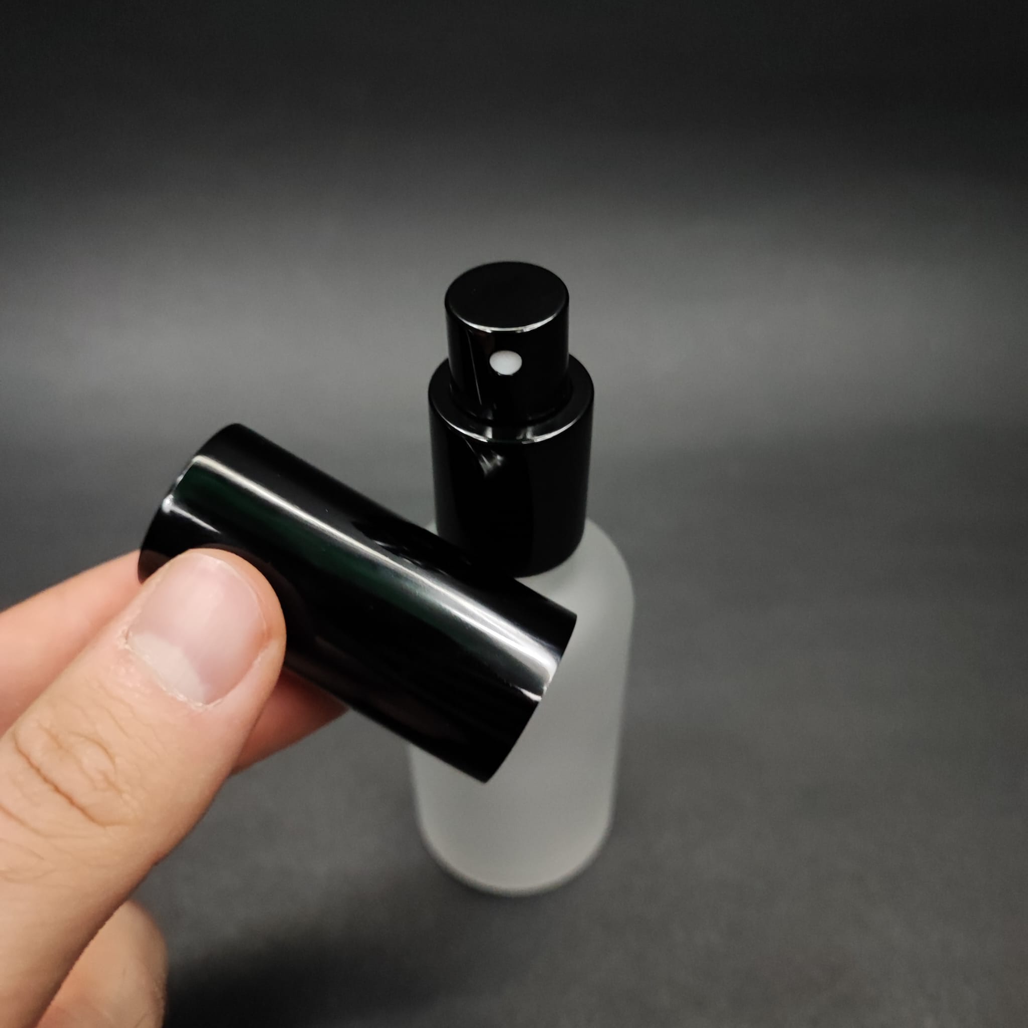 50 ML LÜKS VİDALI VALF ÇEVİRME PARFÜM ŞİŞELERİ - 50 CC BUZLU CAM ŞİŞE - SİYAH METAL SPREYLİ KAPAKLI SET