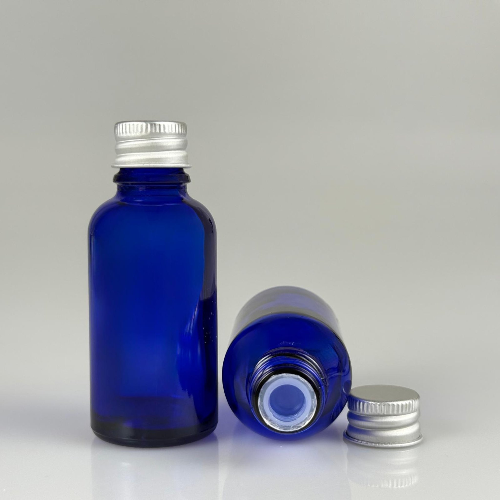 30 CC MAVİ CAM ŞİŞE + KÖPÜK CONTALI GÜMÜŞ ALÜMİNYUM METAL KAPAKLI + KÖR TIPALI TAKIM - 30 ML MAVİ CAM ŞİŞE