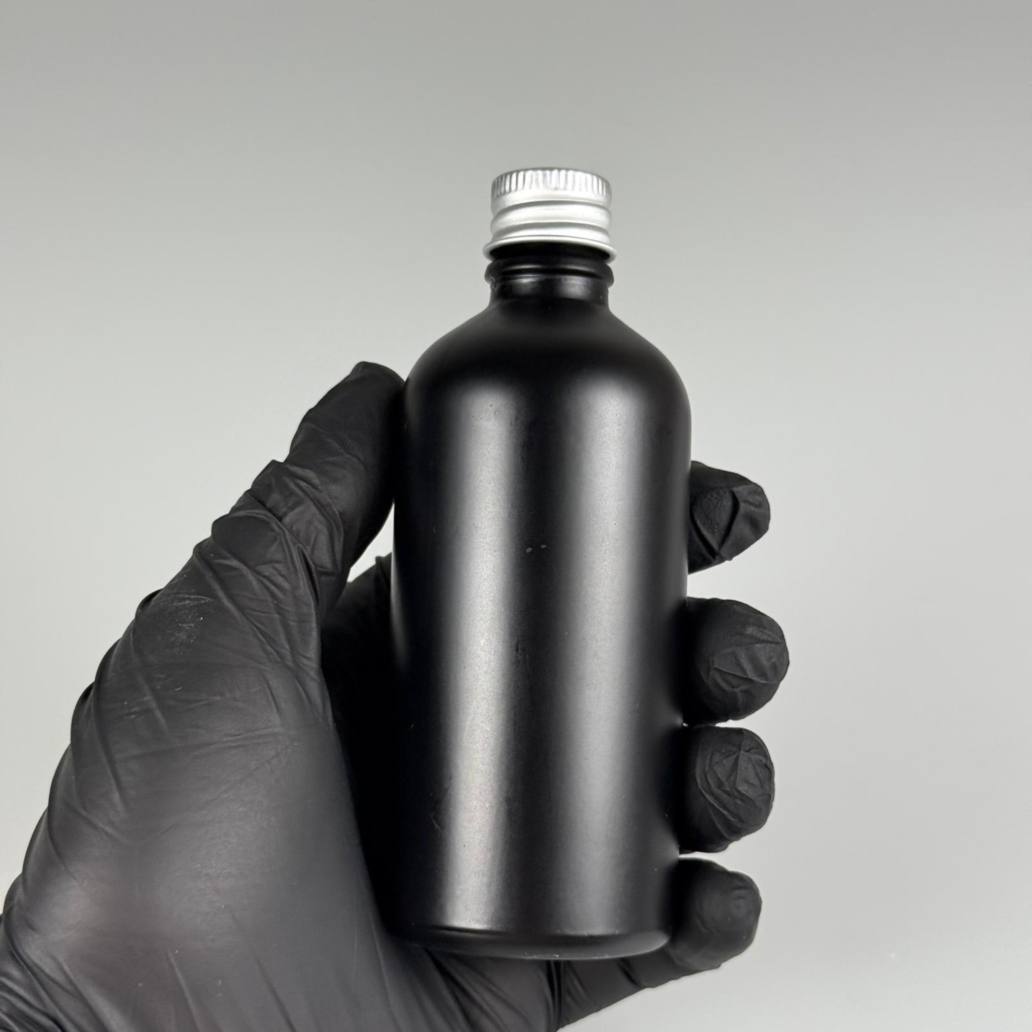 100 CC MAT SİYAH CAM ŞİŞE + KÖPÜK CONTALI GÜMÜŞ ALÜMİNYUM METAL KAPAKLI + DAMLALIKLI KOLONYA TIPALI TAKIM - 100 ML MAT SİYAH CAM ŞİŞE