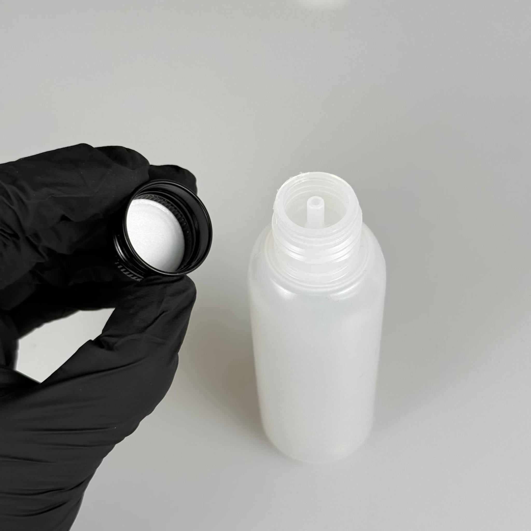 100 ML SIKILABİLİR YUMUŞAK PE POLİETİLEN PLASTİK ASETON ŞİŞESİ ( 24 AĞIZ ) + KÖPÜK CONTALI SİYAH METAL ALÜMİNYUM KAPAKLI + KOLONYA TIPALI TAKIM - 100 cc sos, yağ, kartuş, mürekkep vb için boş şişeler