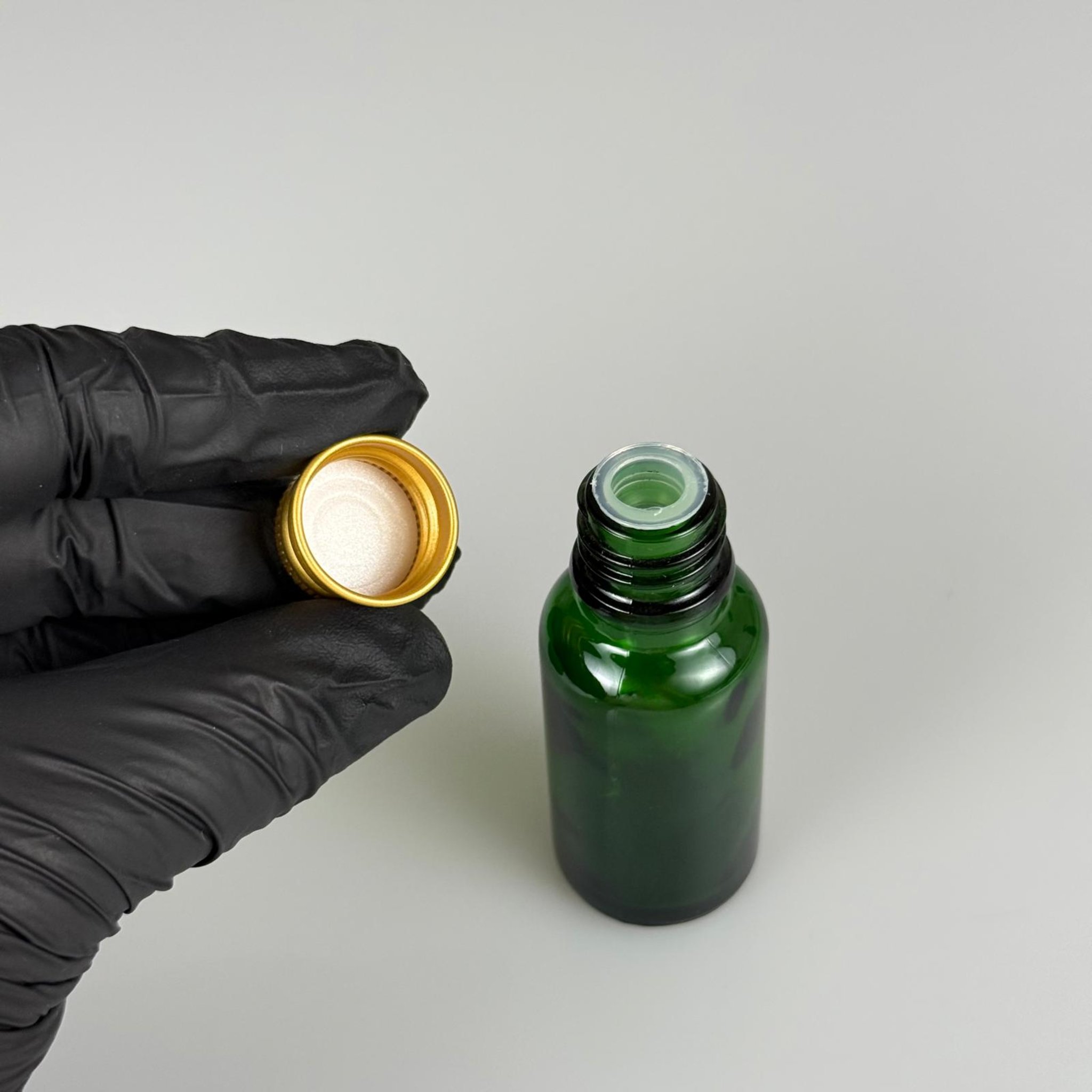 20 CC YEŞİL CAM ŞİŞE + KÖPÜK CONTALI GOLD ALÜMİNYUM METAL KAPAKLI + KÖR TIPALI TAKIM - 20 ML YEŞİL CAM ŞİŞE