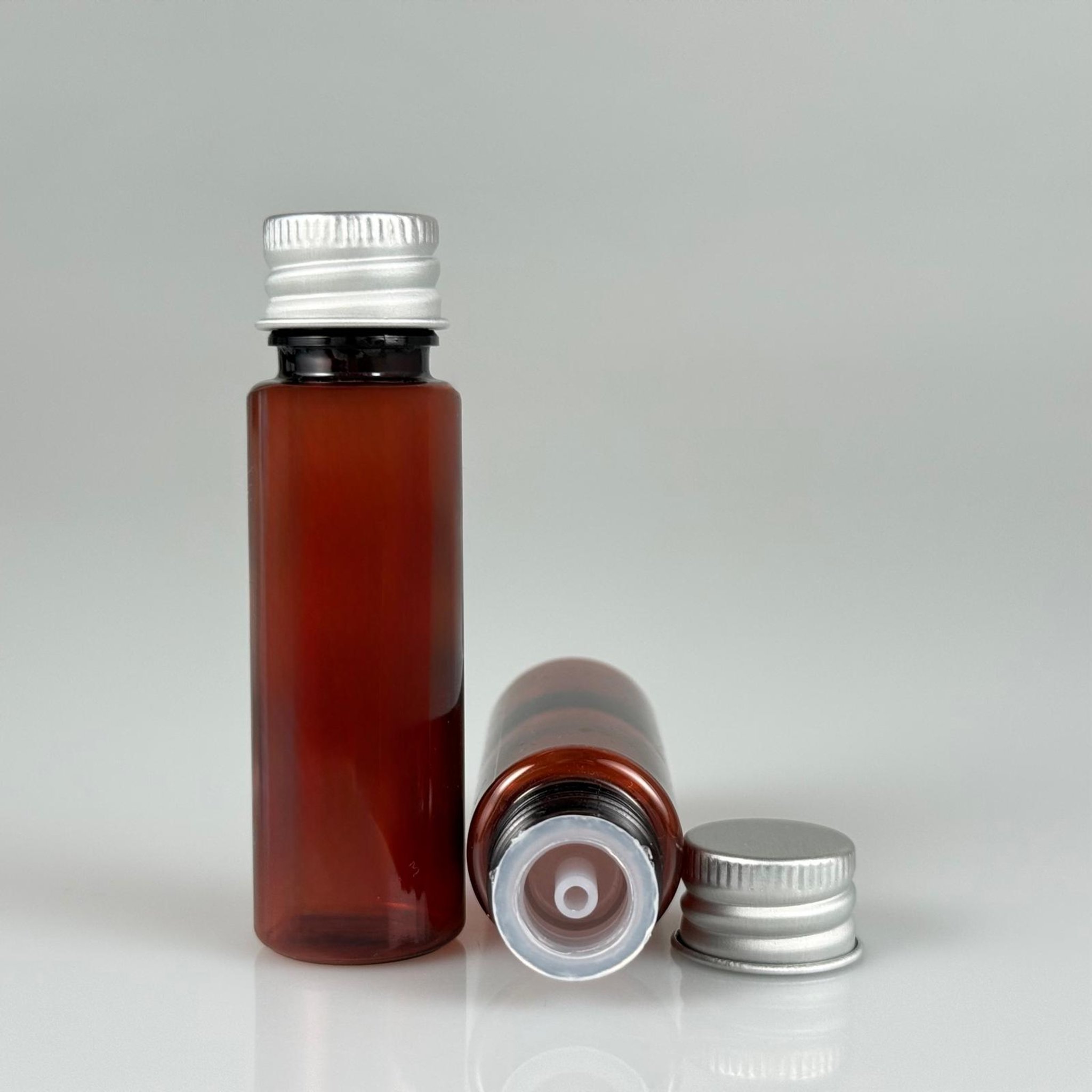 20 CC PET AMBER SHOT ŞİŞE - KÖPÜK CONTALI GÜMÜŞ ALÜMİNYUM METAL KAPAKLI + DAMLALIKLI KOLONYA TIPALI TAKIM - 20 ML KAHVERENGİ PLASTİK ŞİŞE