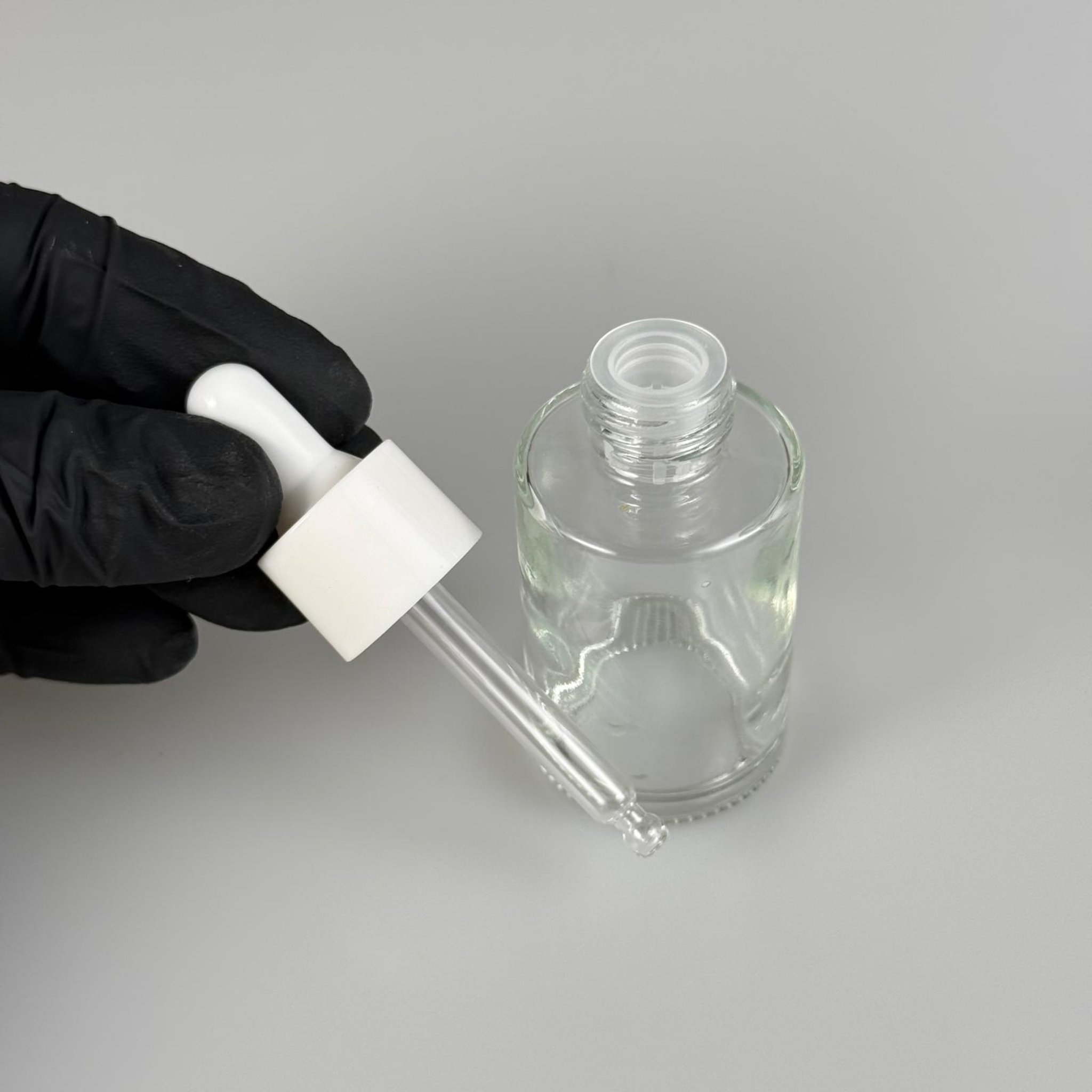 30 CC OMUZLU ŞEFFAF CAM ŞİŞE + BEYAZ CAMDAMLALIKLI + SIYIRICI TIPALI TAKIM - 30 ML KÜT BOYUNLU CAM SERUM ŞİŞESİ