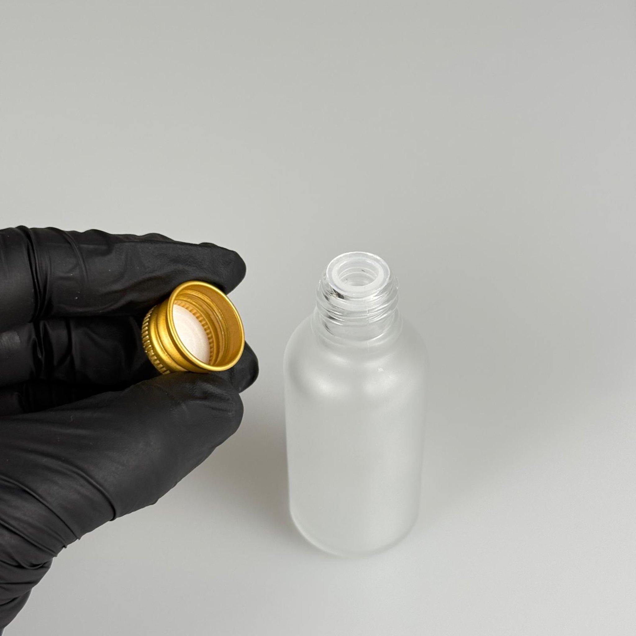 50 CC BUZLU CAM ŞİŞE + KÖPÜK CONTALI GOLD ALÜMİNYUM METAL KAPAKLI + KÖR TIPALI TAKIM - 50 ML BUZLU CAM ŞİŞE