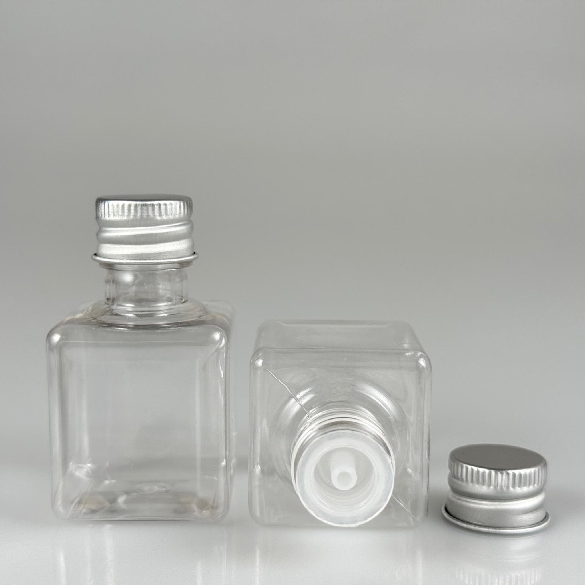35 CC ŞEFFAF KARE PET ŞİŞE - KÖPÜK CONTALI GÜMÜŞ ALÜMİNYUM METAL KAPAKLI + DAMLALIKLI KOLONYA TIPALI TAKIM - 35 ML ŞEFFAF KARE PET ŞİŞE
