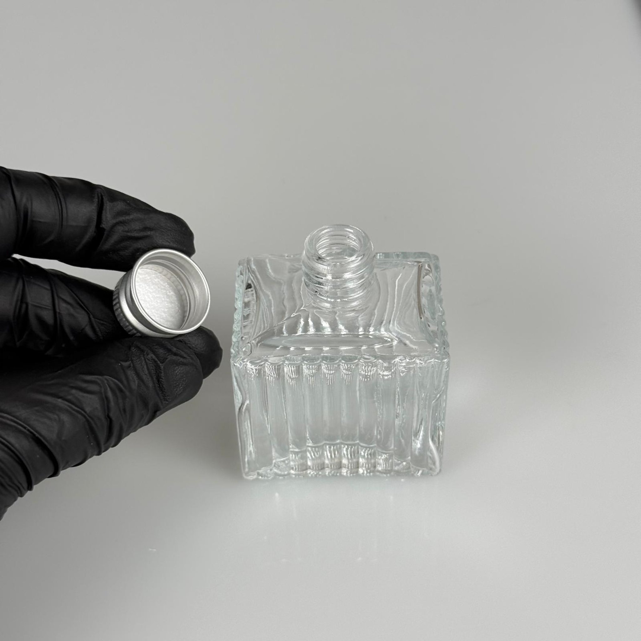 50 CC KÖŞELİ DESENLİ ÇİZGİLİ CAM ŞİŞE + GÜMÜŞ  ALÜMİNYUM METAL KAPAKLI TAKIM - 50 ML PRESTİJLİ ŞİŞE