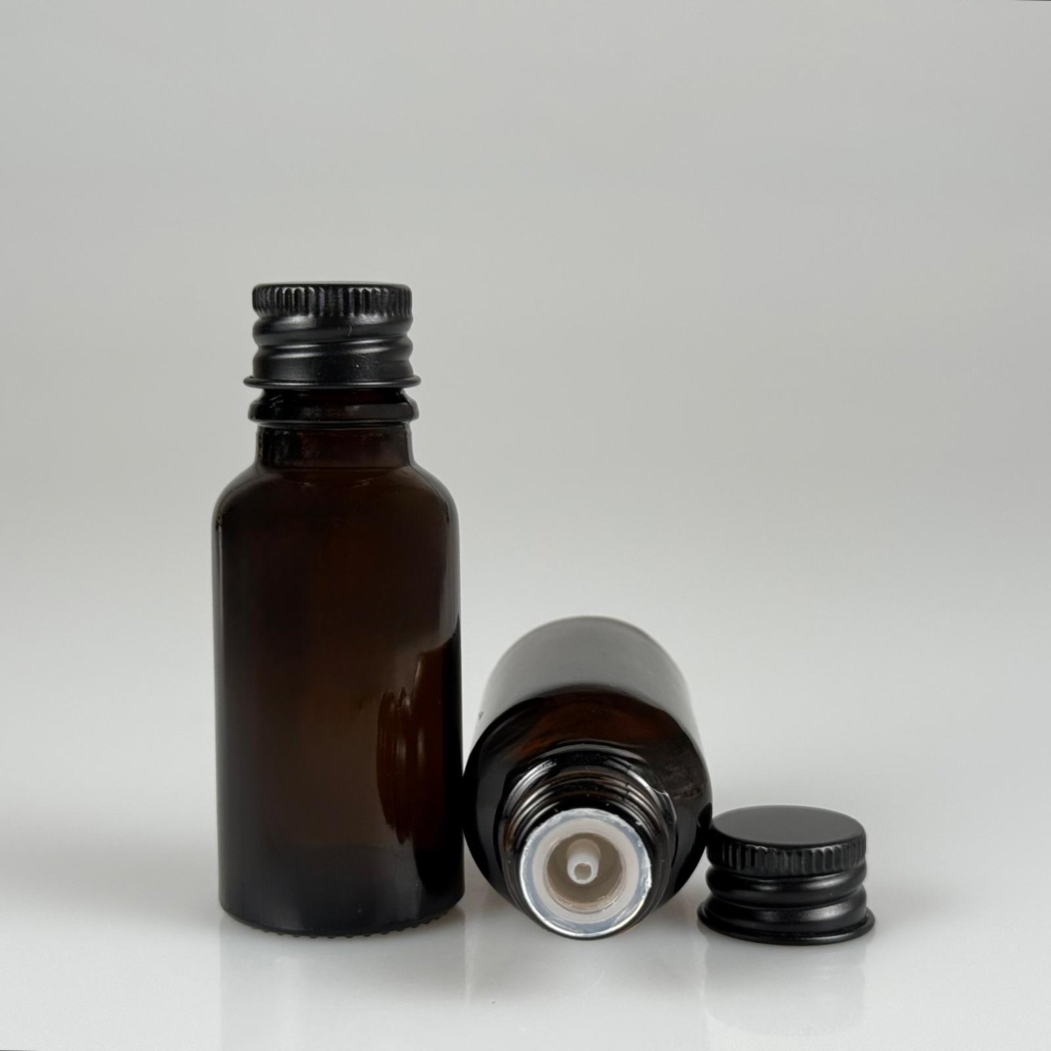 20 CC AMBER CAM ŞİŞE + KÖPÜK CONTALI SİYAH ALÜMİNYUM METAL KAPAKLI + DAMLALIKLI KOLONYA TIPALI TAKIM - 20 ML KAHVERENGİ CAM ŞİŞE