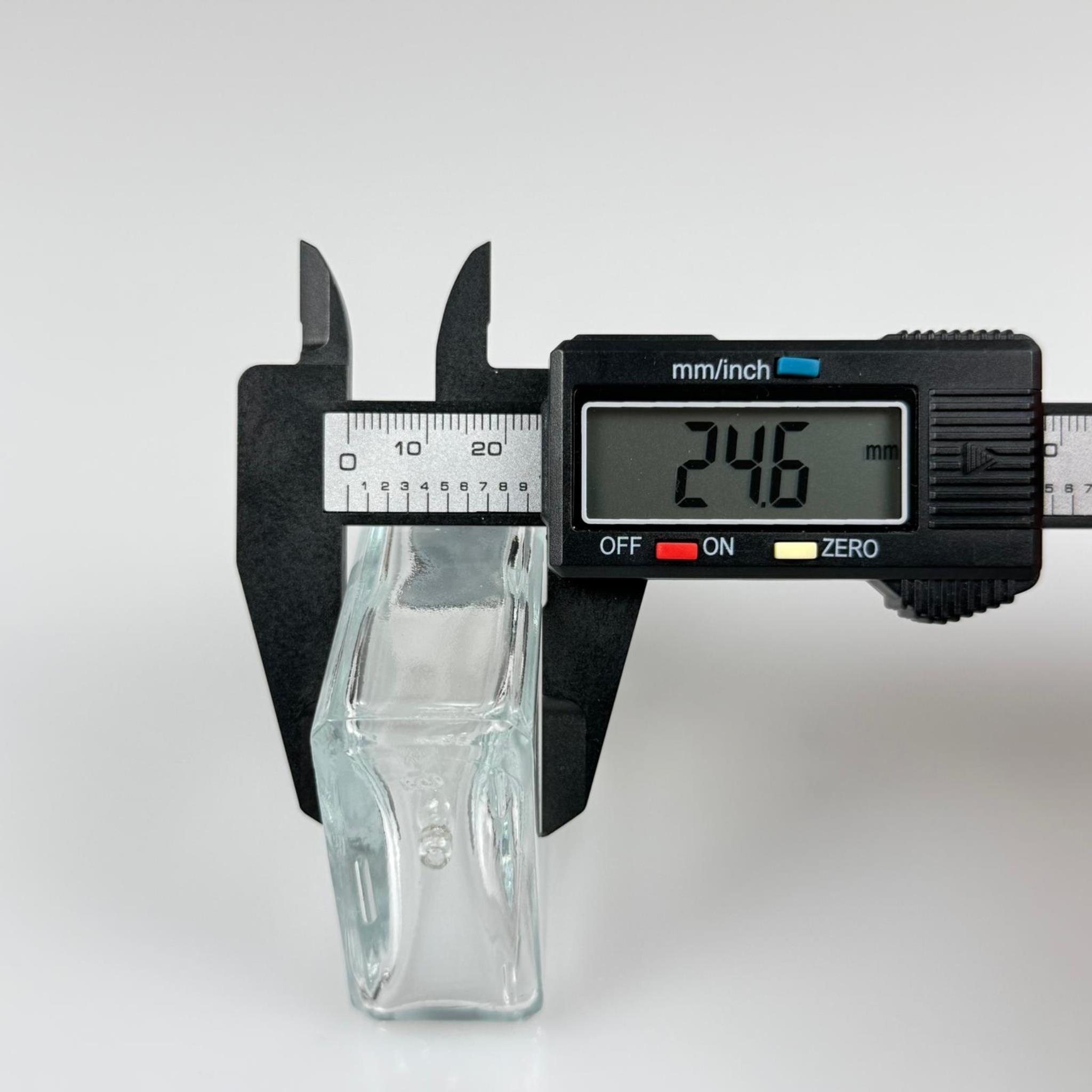 40 CC YASSI DİKDÖRTGEN KÖŞELİ KISA PRESTİJLİ CAM DAMLALIKLI ŞİŞE - BEYAZ EMZİK - SİYAH METALİK KAPAK - 40 ML CAM DAMLALIKLI ŞİŞE - DAMLALIKLI BOŞ ŞİŞE