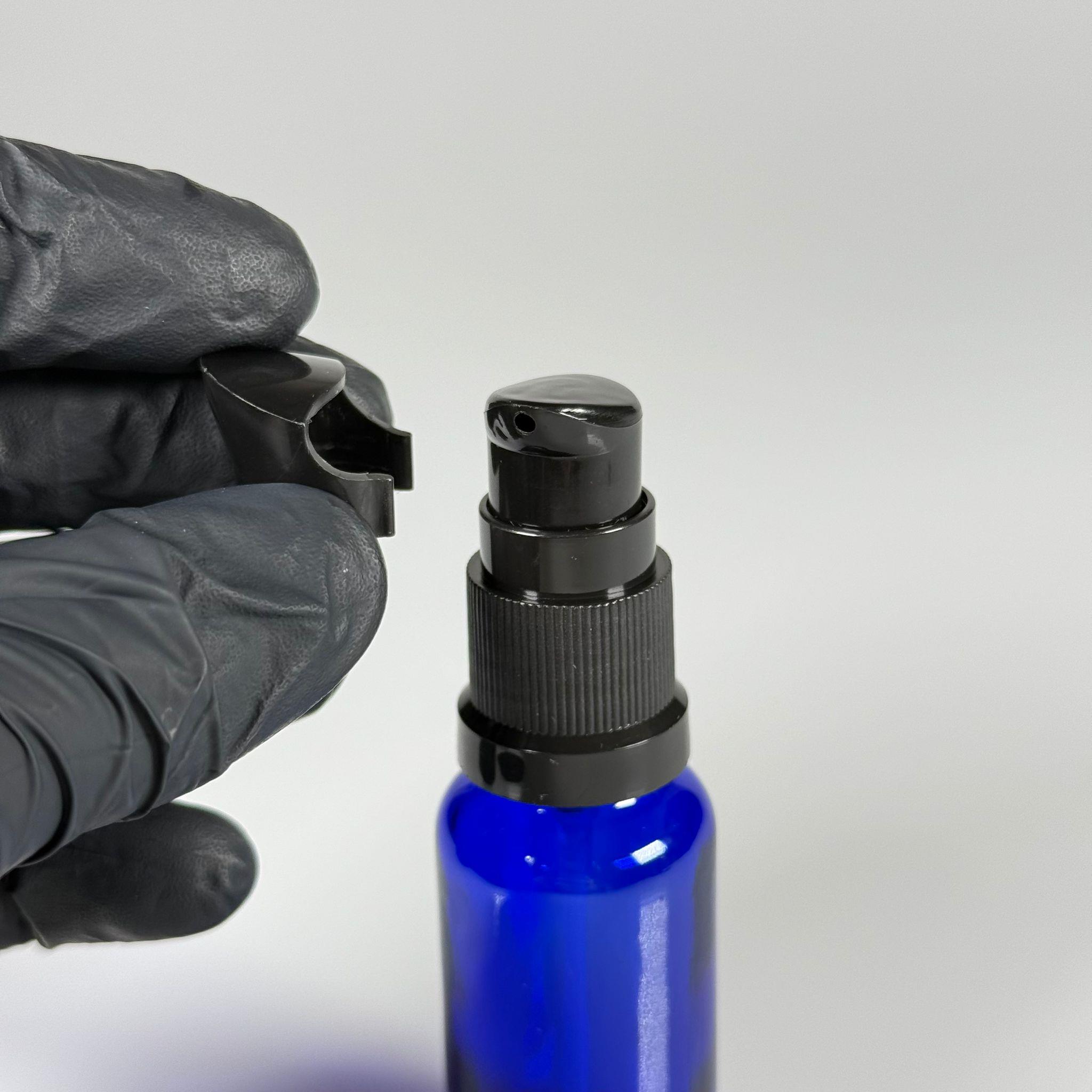 20 CC MAVİ CAM ŞİŞE - SIZDIRMAZ ETEKLİ SİYAH LOSYON POMPALI TAKIM - 20 ML LOSYON ŞİŞESİ - YAĞ, KREM GİBİ YOĞUN KIVAMLI SIVILAR İÇİN CAM AMBALAJ