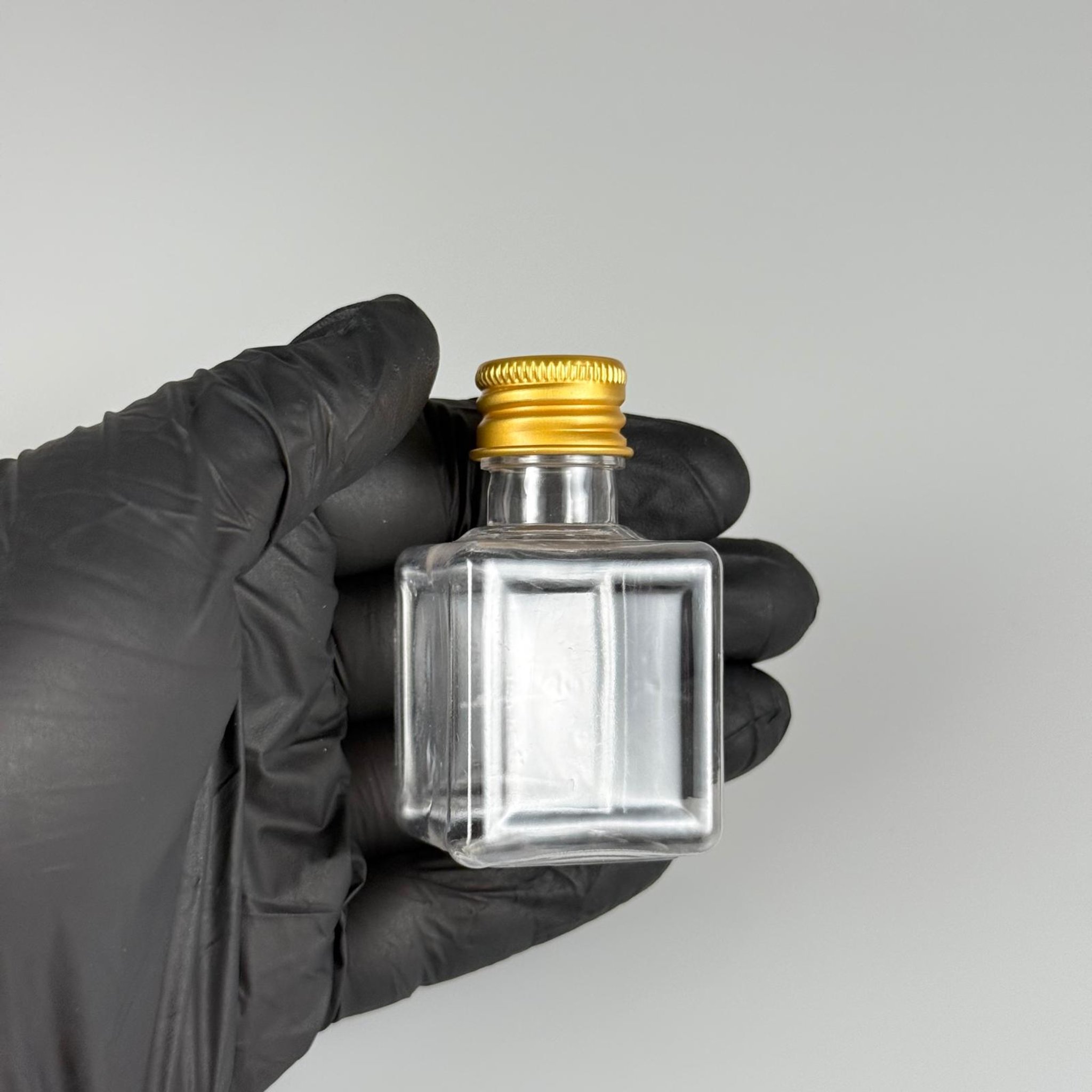 35 CC ŞEFFAF KARE PET ŞİŞE - KÖPÜK CONTALI GOLD ALÜMİNYUM METAL KAPAKLI + DAMLALIKLI KOLONYA TIPALI TAKIM - 35 ML ŞEFFAF KARE PET ŞİŞE