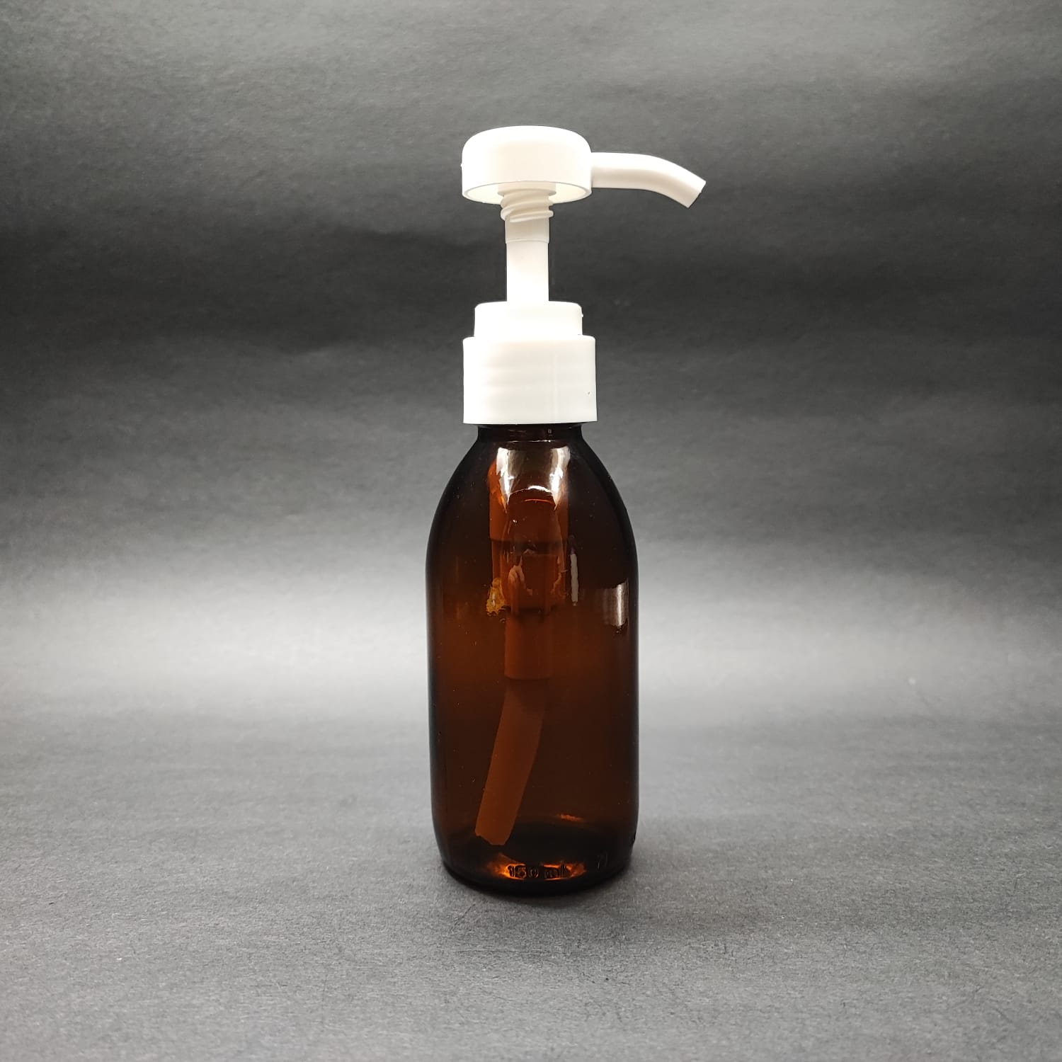 150 CC AMBER CAM ŞİŞE - BEYAZ DOZAJ POMPALI (HER BASMADA 4 CC SIVI ATAR) - 150 ML POMPALI ŞİŞE - ŞURUP, ŞAMPUAN, KREM GİBİ YOĞUN KIVAMLI SIVILARDA KULLANILIR