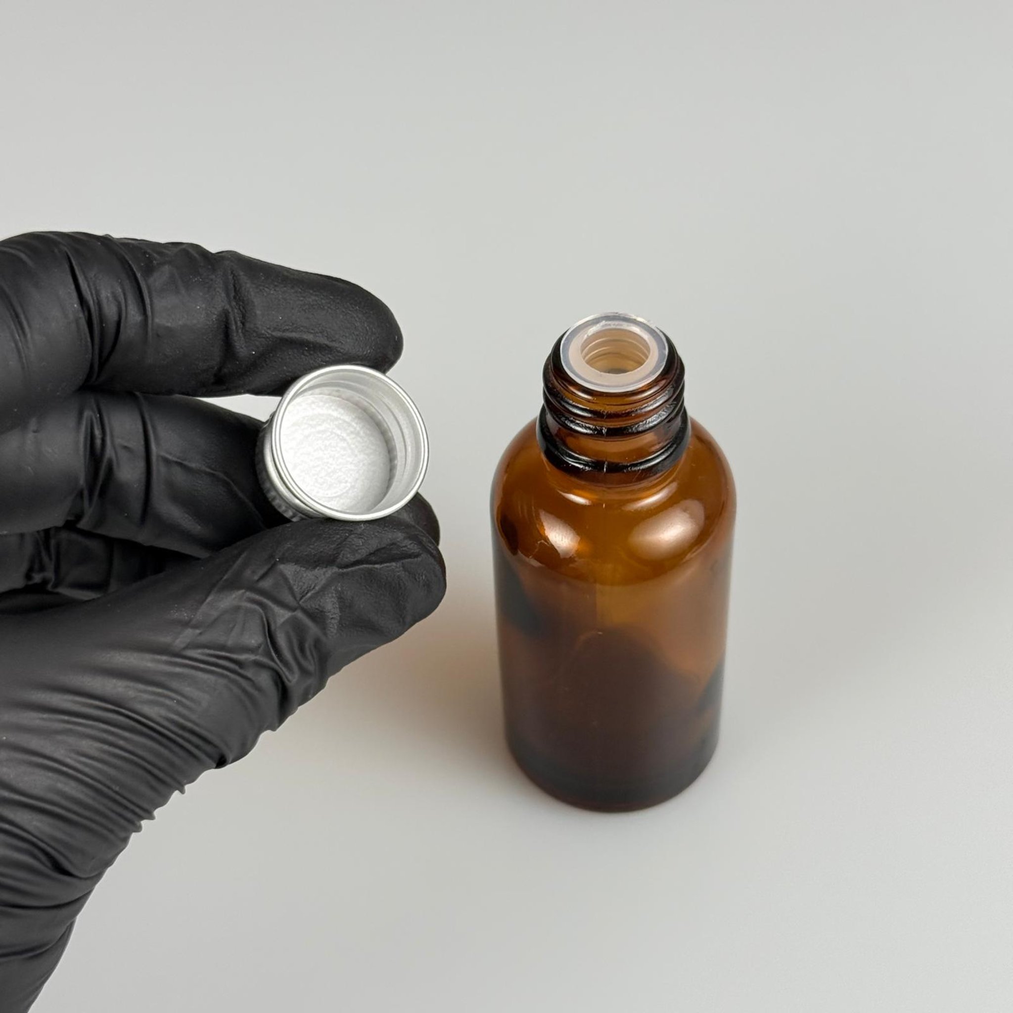30 CC AMBER CAM ŞİŞE + KÖPÜK CONTALI GÜMÜŞ ALÜMİNYUM METAL KAPAKLI + KÖR TIPALI TAKIM - 30 ML KAHVERENGİ CAM ŞİŞE