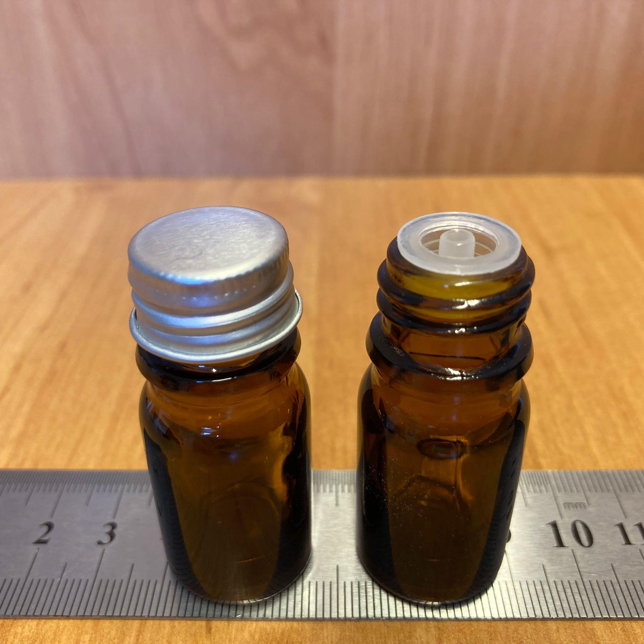 5 CC AMBER İÇTEN DAMLALIKLI - GÜMÜŞ METAL KAPAKLI CAM ŞİŞE - 5 ML KOLONYA TIPALI CAM ŞİŞE