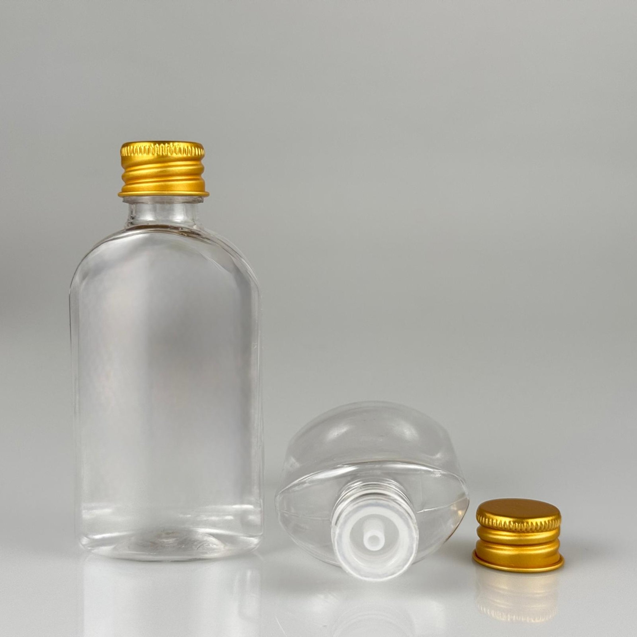 50 CC ŞEFFAF YASSI OVAL MODEL PET ŞİŞE + KÖPÜK CONTALI GOLD ALÜMİNYUM METAL KAPAKLI + DAMLALIKLI KOLONYA TIPALI TAKIM - 50 ML PLASTİK ŞİŞE