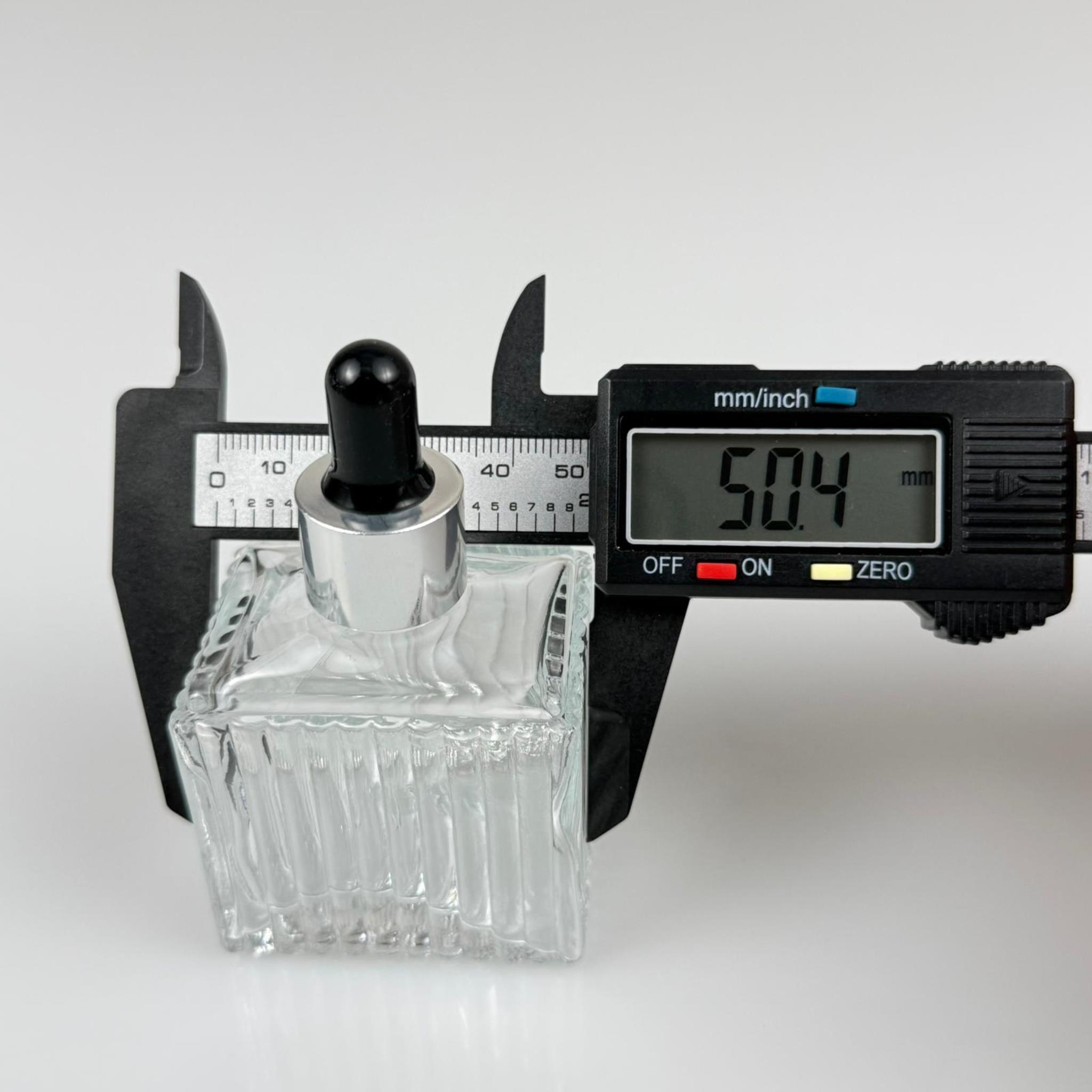 50 CC KÖŞELİ DESENLİ ÇİZGİLİ PRESTİJLİ CAM DAMLALIKLI ŞİŞE - SİYAH EMZİK - GÜMÜŞ METALİK KAPAK - 50 ML CAM DAMLALIKLI ŞİŞE - DAMLALIKLI BOŞ ŞİŞE