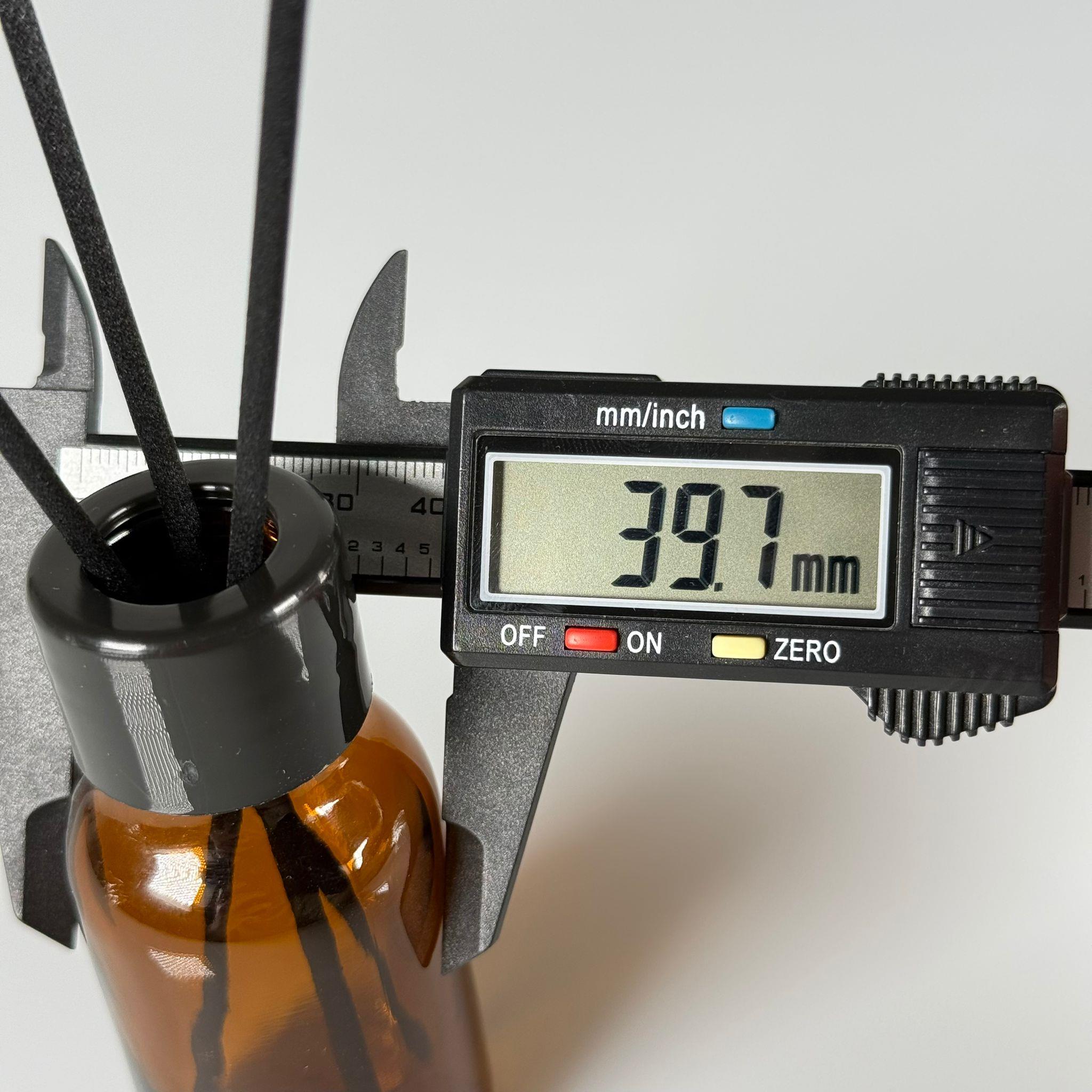 50 CC AMBER CAM BAMBU ODA KOKUSU ŞİŞESİ - 50 ML ÇUBUKLU BAMBU ODA KOKUSU ŞİŞESİ - DİFÜZÖR ŞİŞE- CAM ŞİŞE + SİYAH VİDALI KAPAK + KÖR TIPA + 3 ADET FİBER SİYAH BAMBU ÇUBUK