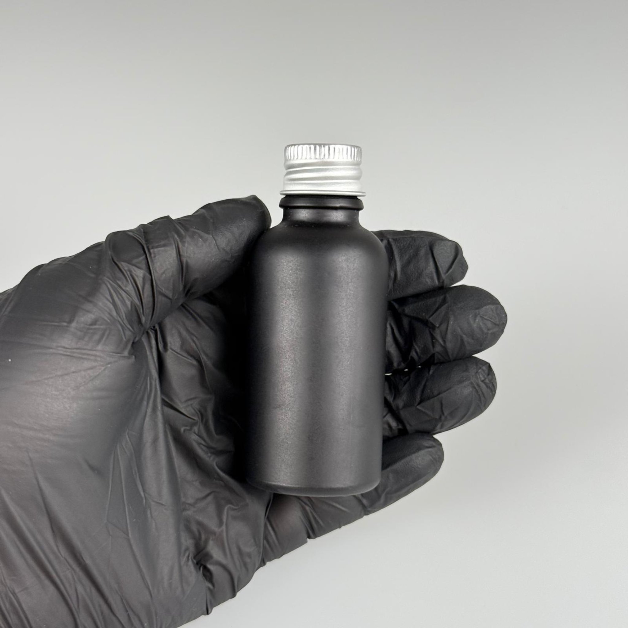 30 CC MAT SİYAH CAM ŞİŞE + KÖPÜK CONTALI GÜMÜŞ ALÜMİNYUM METAL KAPAKLI TAKIM - 30 ML MAT SİYAH CAM ŞİŞE