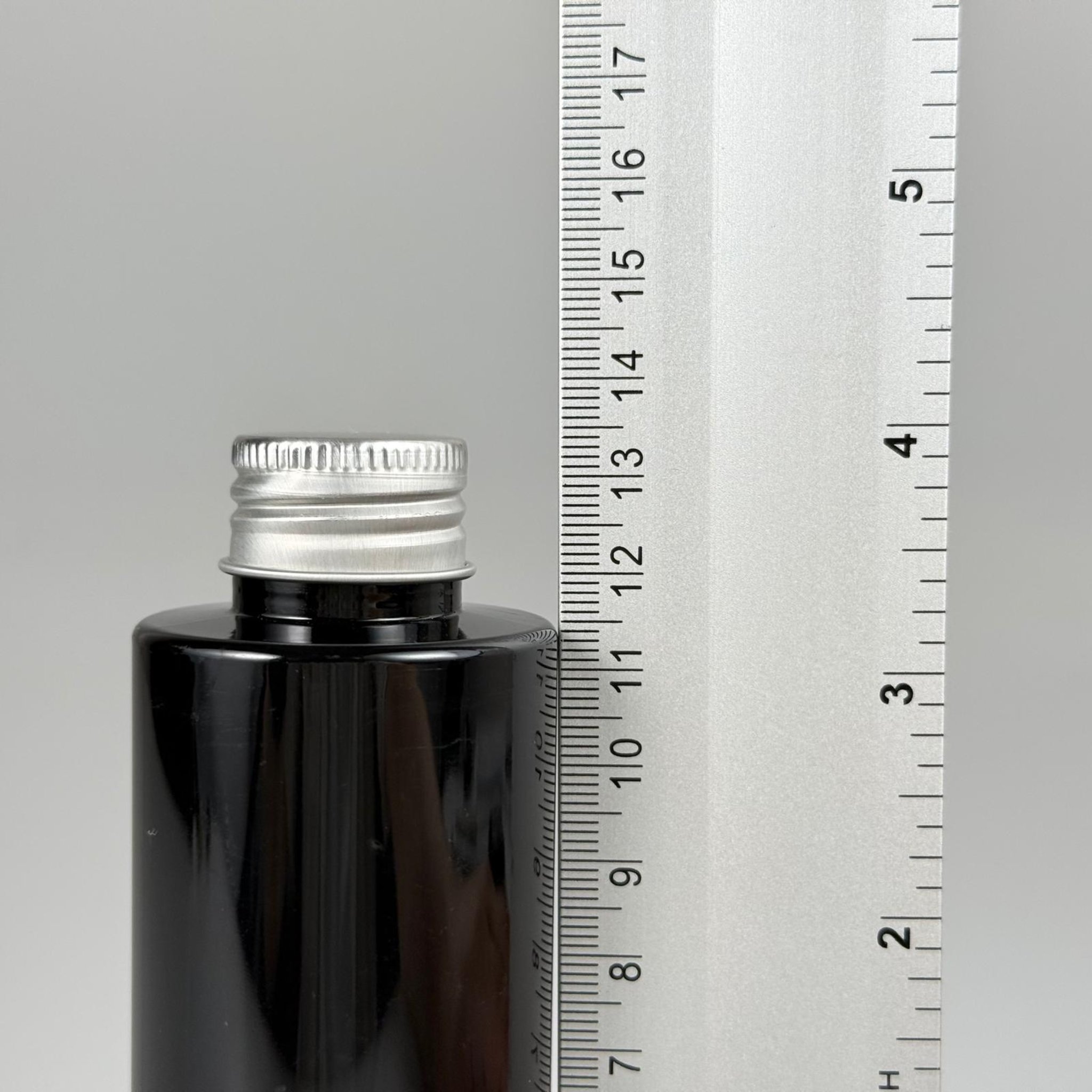 150 CC SİYAH SİLİNDİR MODEL PARLAK SERT PET ŞİŞE (24 AĞIZ) + KÖPÜK CONTALI GÜMÜŞ METAL ALÜMİNYUM KAPAK TAKIM - 150 ML KAPAKLI SİYAH PET ŞİŞELER