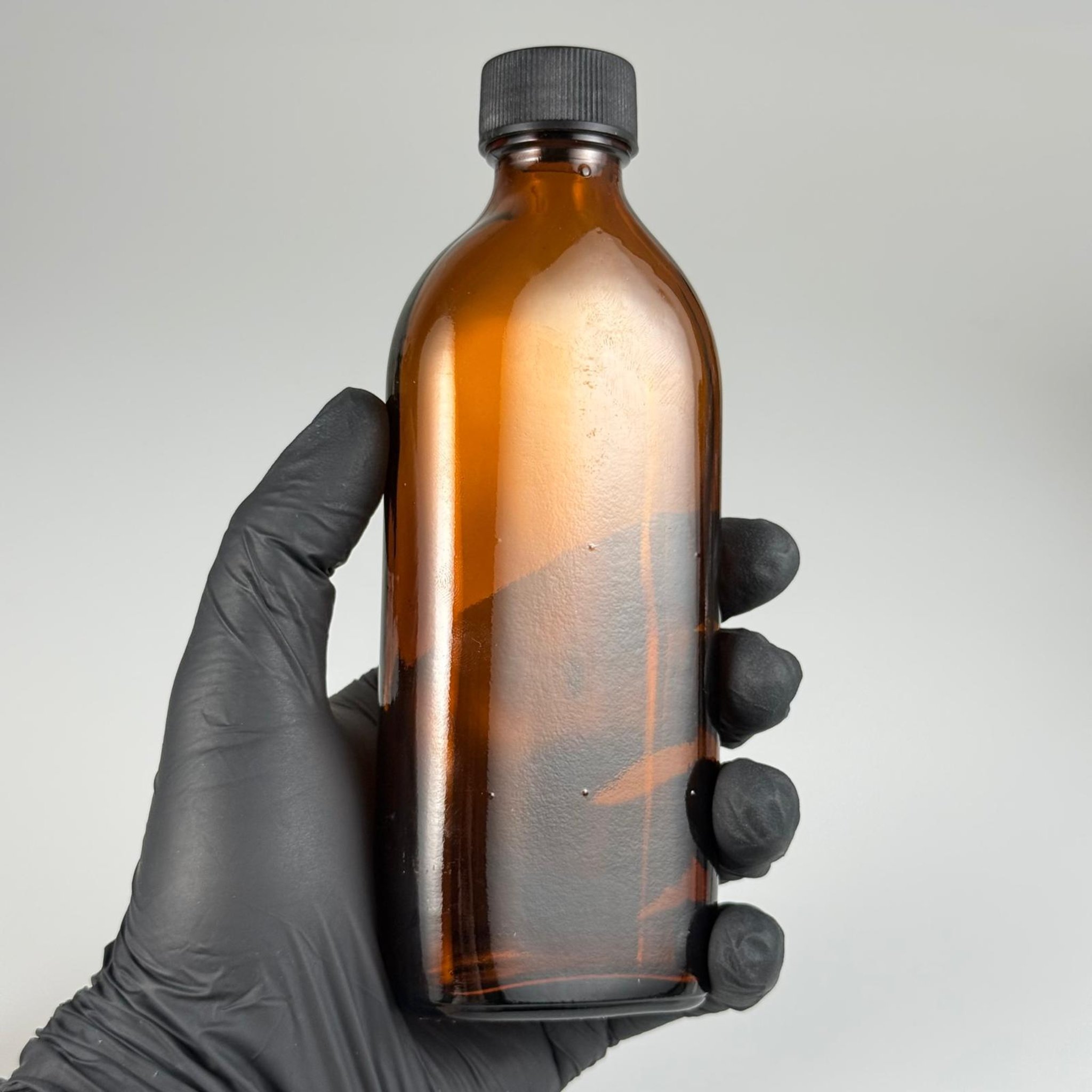 150 CC AMBER YASSI CAM ŞİŞE + SİYAH PLASTİK KAPAK + 15 ÖLÇEK TAKIM - 150 ML YASSI CAM ŞİŞE - COLDBREW ŞİŞESİ