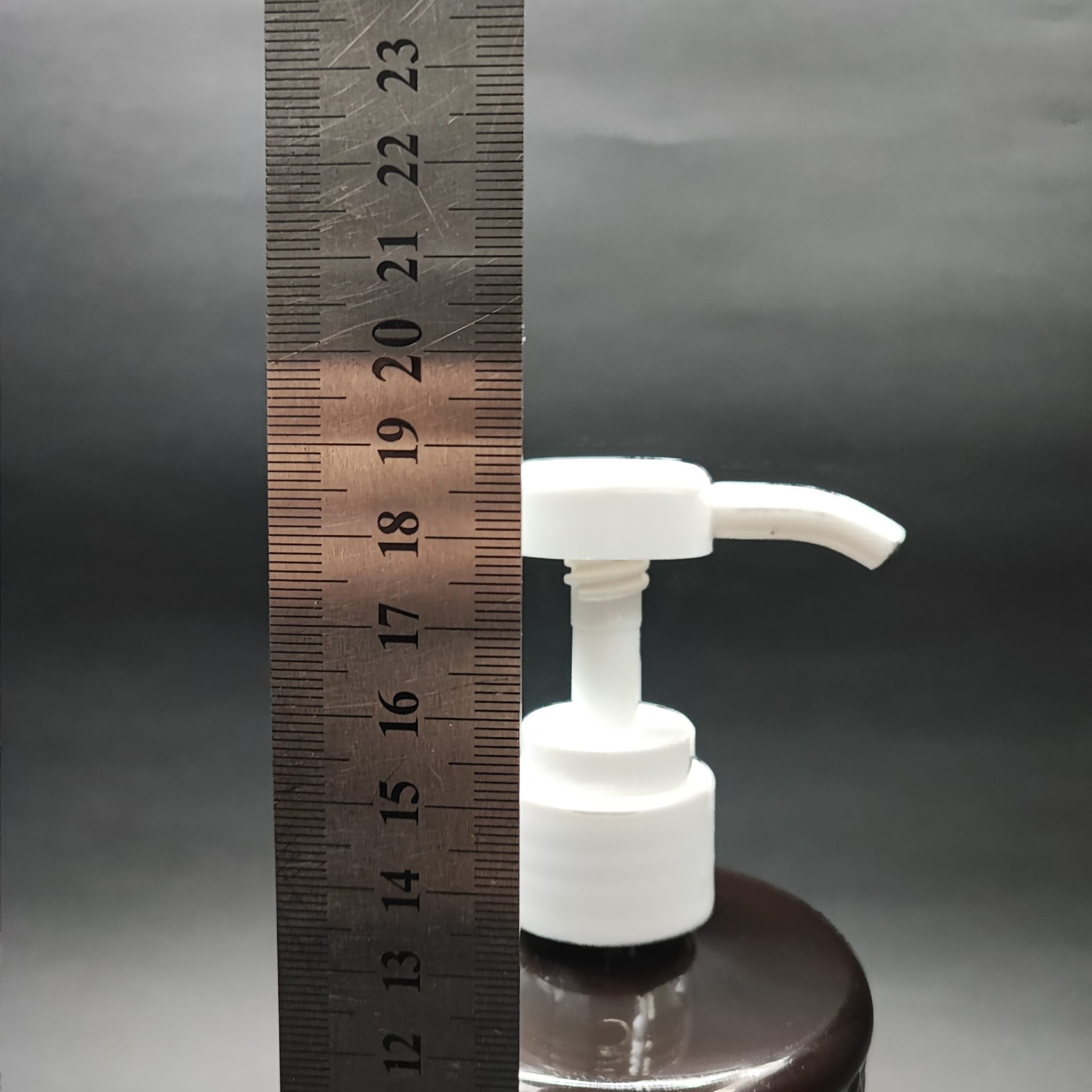 500 CC DESENLİ AMBER PET ŞİŞE - BEYAZ DOZAJ POMPALI (HER BASMADA 4 CC SIVI ATAR)  - 500 ML POMPALI ŞİŞE - ŞURUP, ŞAMPUAN, KREM GİBİ YOĞUN KIVAMLI SIVILARDA KULLANILIR