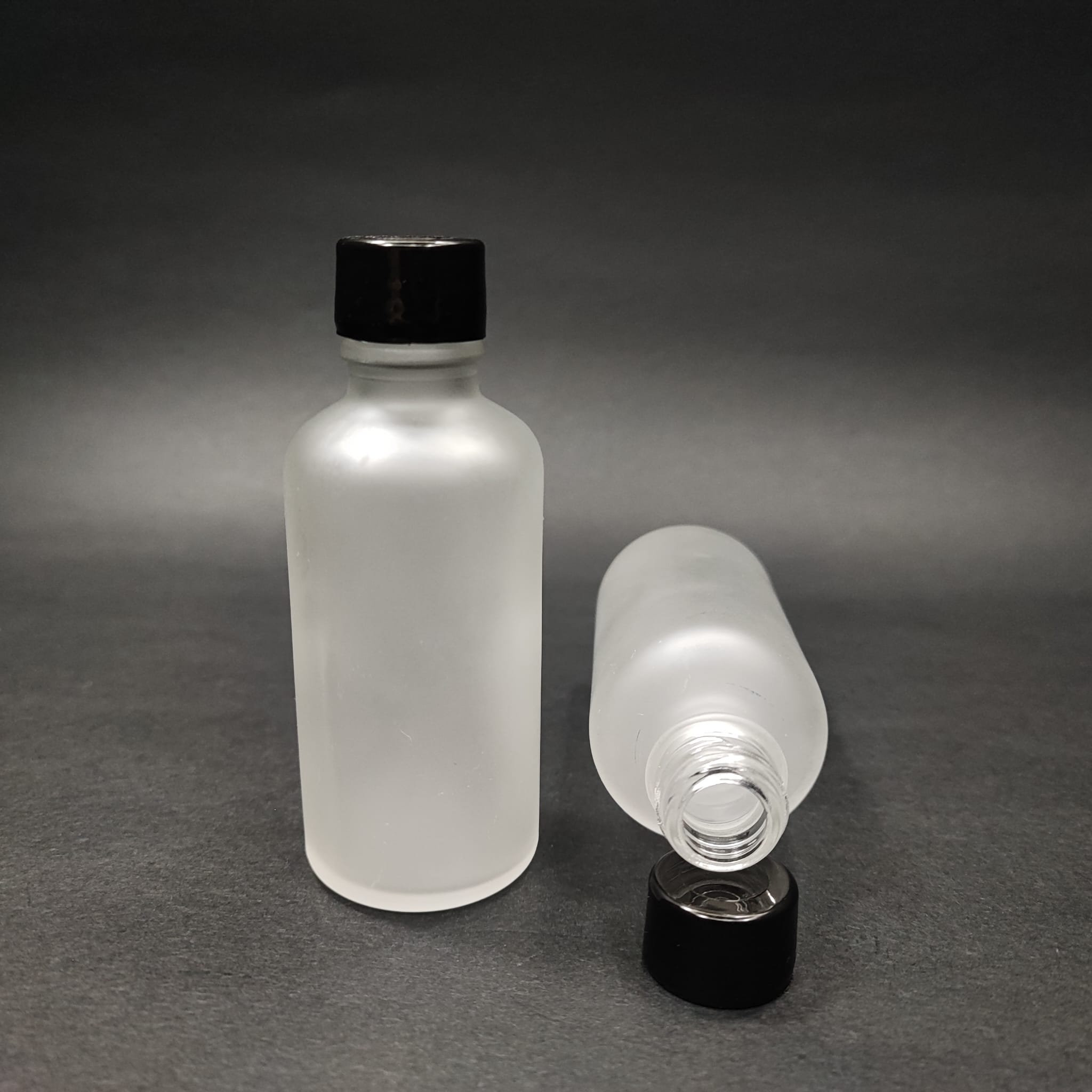 50 CC BUZLU CAM ŞİŞE + KENDİNDEN CONTALI SIZDIRMAZ SİYAH KAPAK - 50 ML KAPAKLI CAM ŞİŞE
