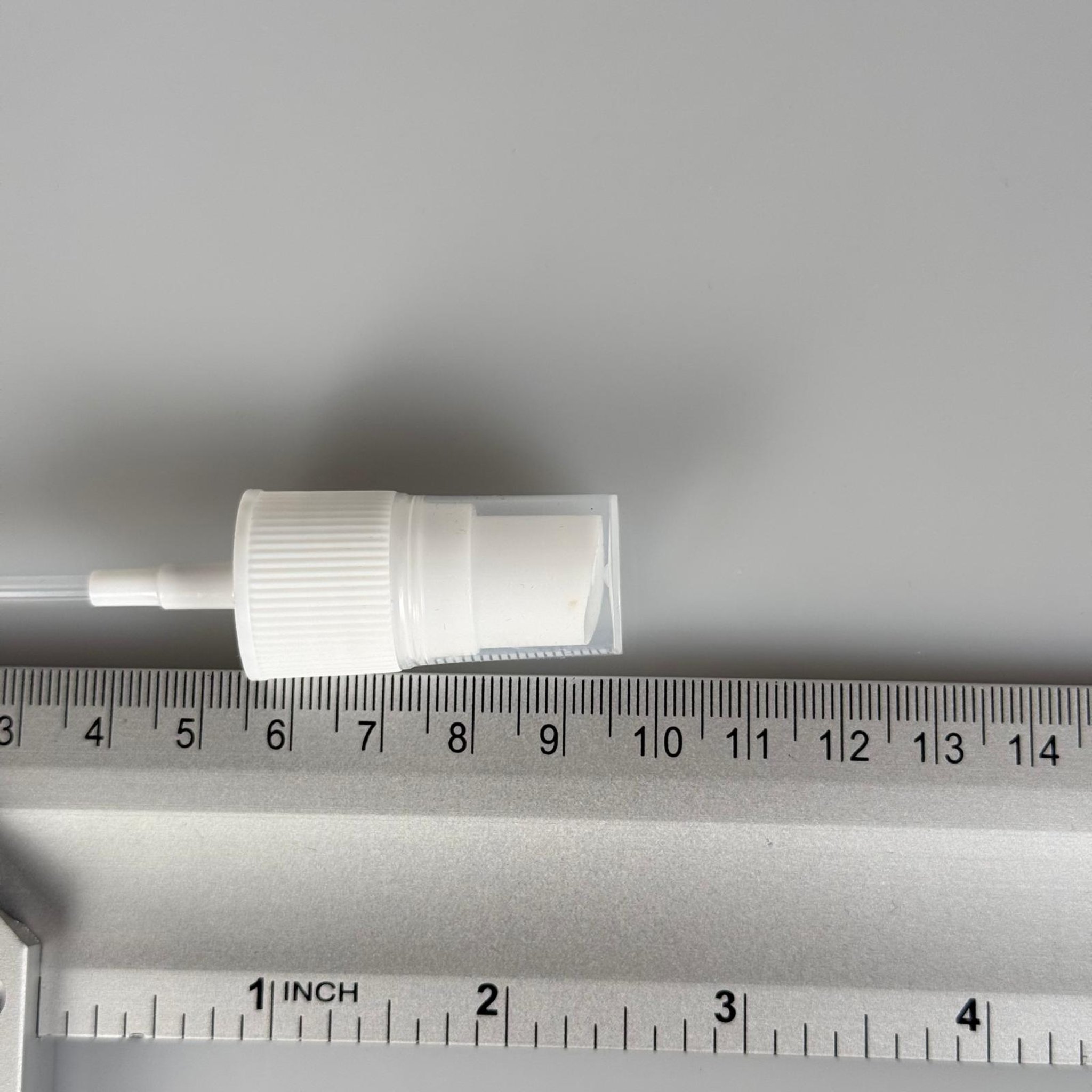 18 MM SPREY BEYAZ RENK KAPAKLI - 18 MM VALF BEYAZ PARMAK SPREY - KISA HORTUM (MAX 7 CM ŞİŞELERE UYAR)