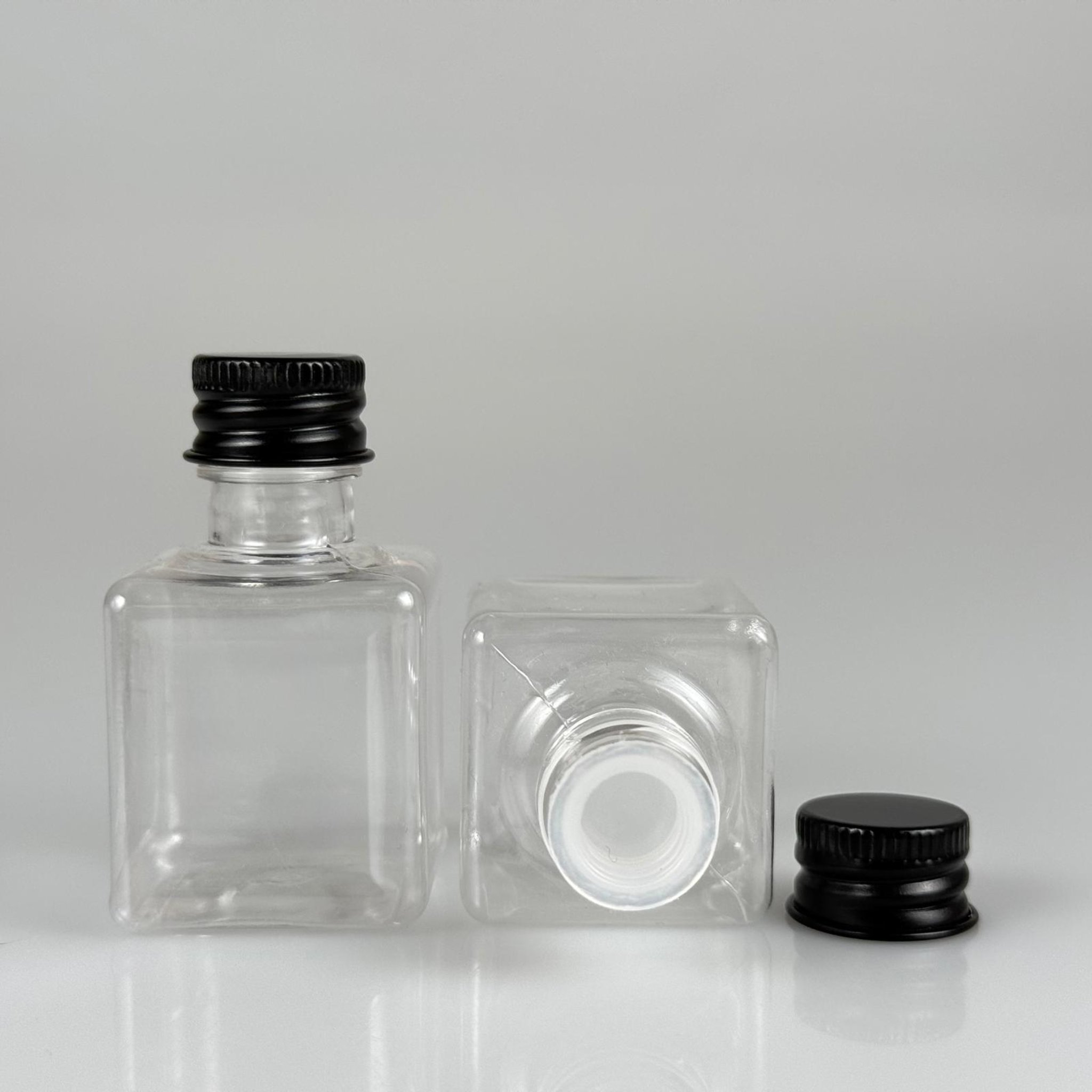 35 CC ŞEFFAF KARE PET ŞİŞE - KÖPÜK CONTALI SİYAH ALÜMİNYUM METAL KAPAKLI + KÖR TIPALI TAKIM - 35 ML ŞEFFAF KARE PET ŞİŞE