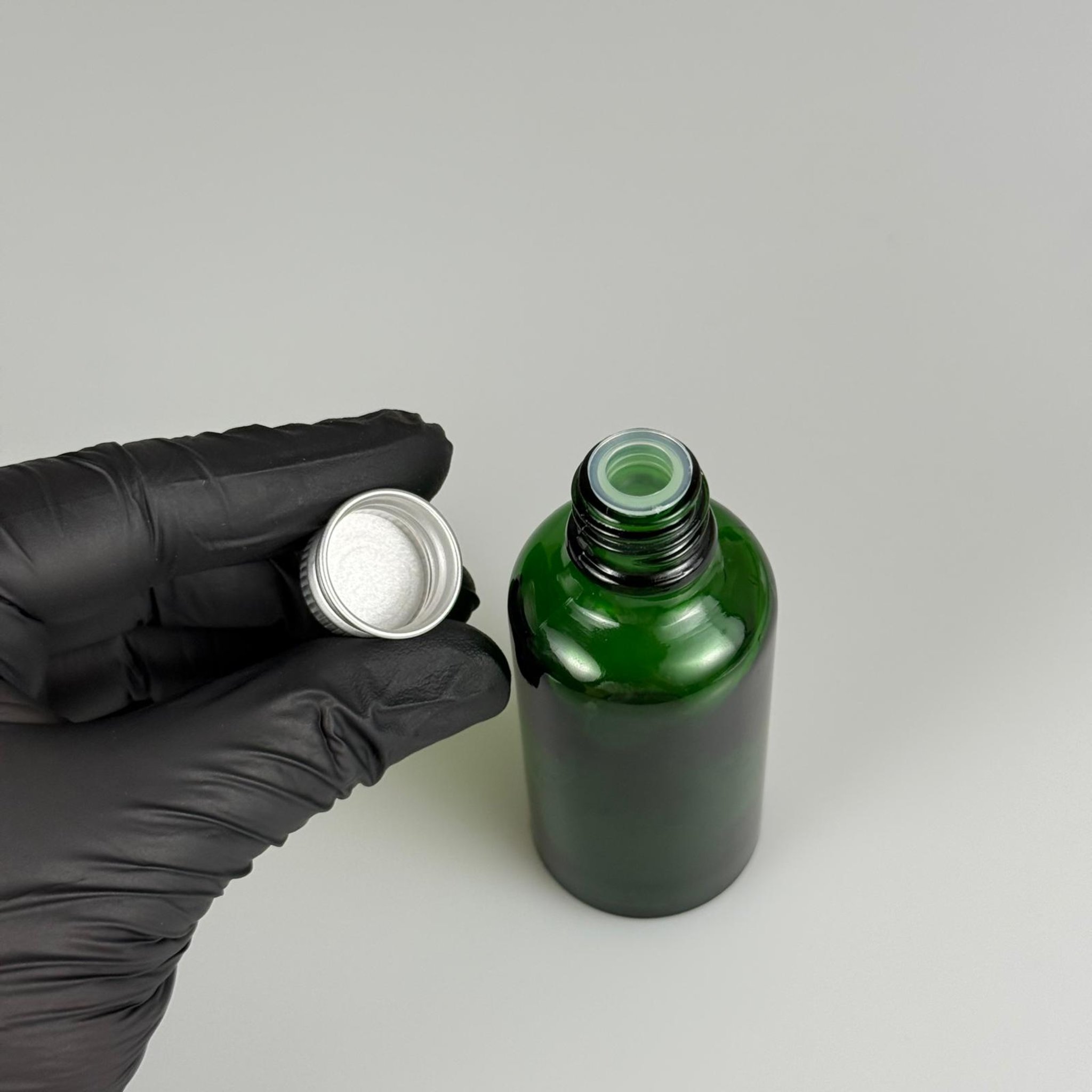 50 CC YEŞİL CAM ŞİŞE + KÖPÜK CONTALI GÜMÜŞ ALÜMİNYUM METAL KAPAKLI + KÖR TIPALI TAKIM - 50 ML YEŞİL CAM ŞİŞE