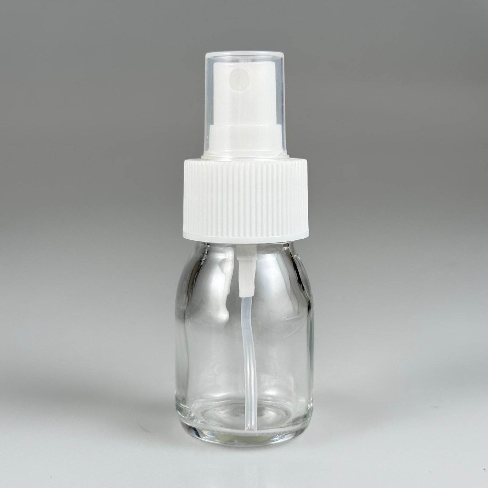 30 CC GENİŞ AĞIZLI ŞEFFAF CAM ŞİŞE BEYAZ SPREYLİ TAKIM - 30 ML ŞEFFAF ŞURUP ECZA ŞİŞESİ - MİKROPLARDAN KORUNMASI İÇİN İLAÇLANMIŞTIR, SUYA TUTUNCA ŞEFFAF RENGİ ALIR