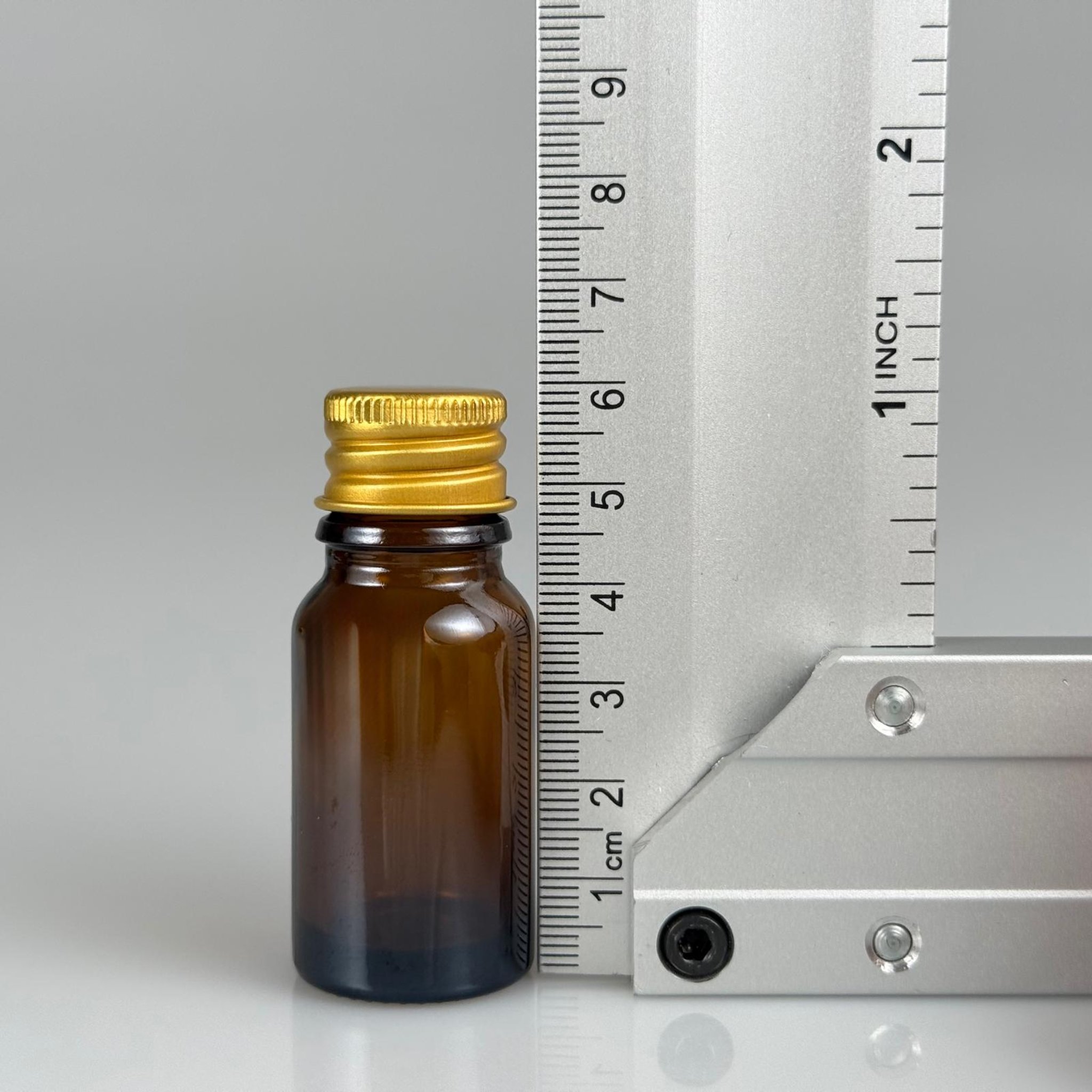 10 CC AMBER CAM ŞİŞE + KÖPÜK CONTALI GOLD ALÜMİNYUM METAL KAPAKLI + DAMLALIKLI KOLONYA TIPALI TAKIM - 10 ML KAHVERENGİ CAM ŞİŞE