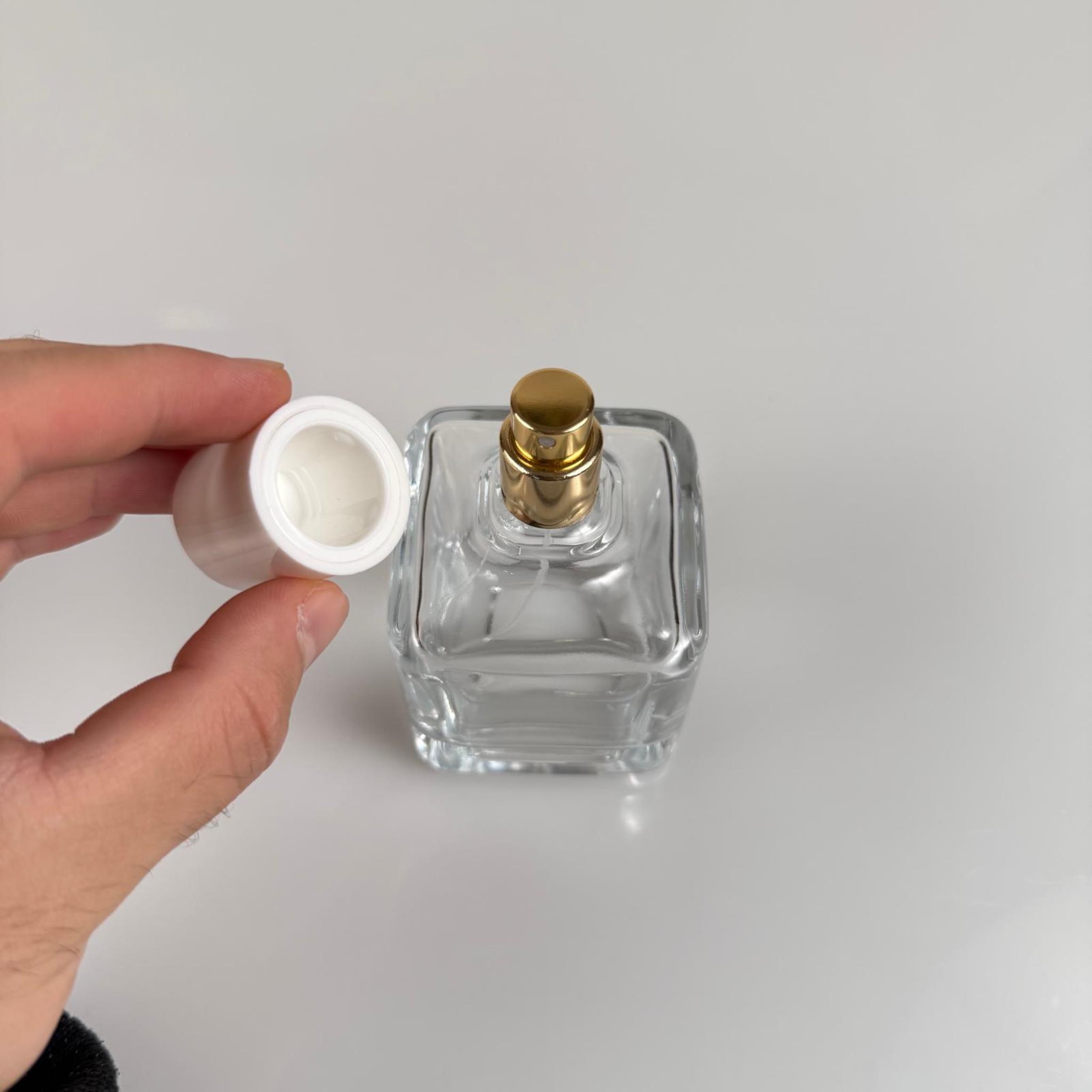 100 ML KARE MODEL LURA PARFÜM ŞİŞESİ - GOLD METAL SPREYLİ + BEYAZ KAPAKLI (AĞIZ 15 MM GEÇME KOLAY KAPAMA)