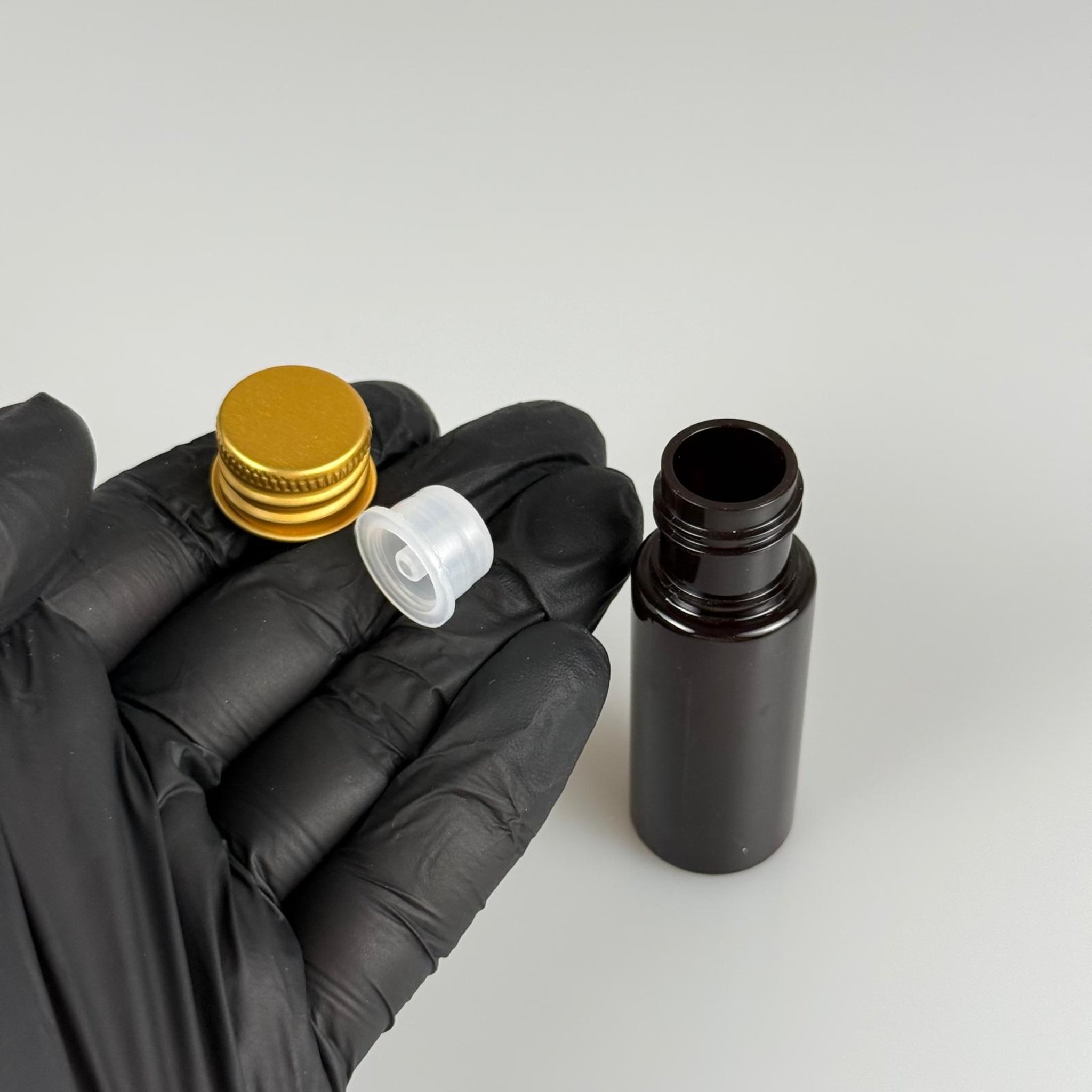 15 CC AMBER SİLİNDİR PET ŞİŞE + KÖPÜK CONTALI GOLD ALÜMİNYUM METAL KAPAKLI + KOLONYA TIPALI TAKIML - 15 ML KAHVERENGİ PET ŞİŞE
