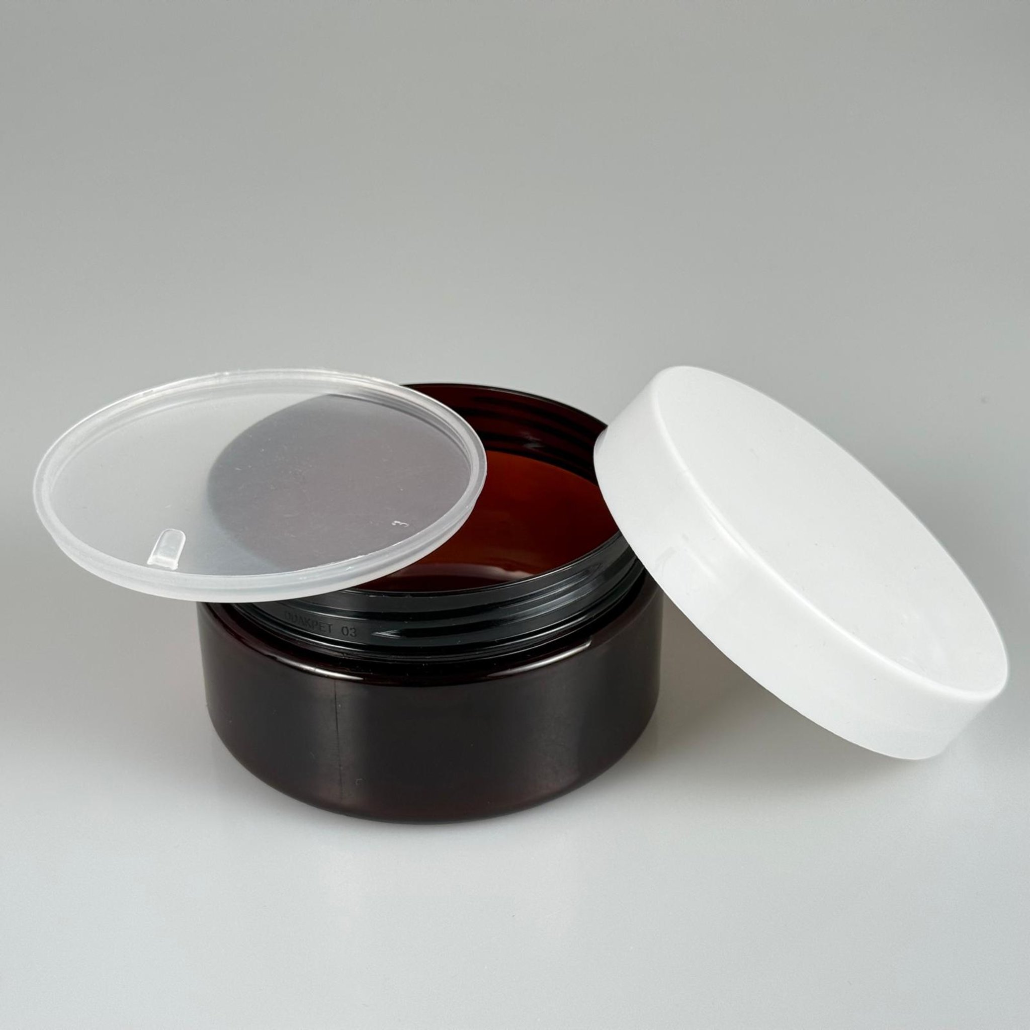 200 CC SERT PLASTİK AMBER KAVANOZ - BEYAZ KAPAKLI  + PLASTİK TIPALI TAKIM - 200 ML KAHVERENGİ KAVANOZ
