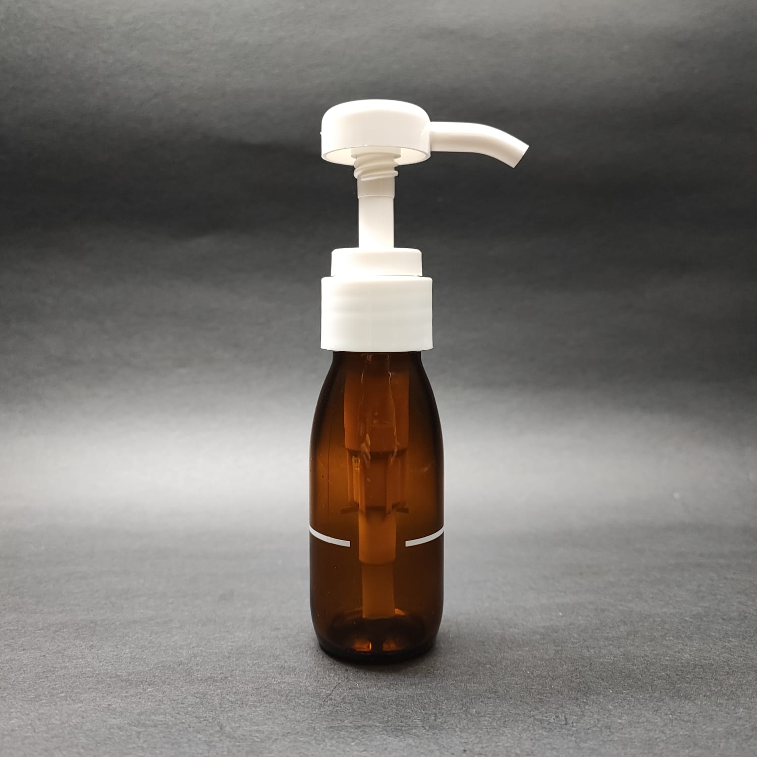 60 CC AMBER CAM ŞİŞE + BEYAZ DOZAJ POMPALI (HER BASMADA 4 CC SIVI ATAR)  - 60 ML POMPALI ŞİŞE - ŞURUP, ŞAMPUAN, KREM GİBİ YOĞUN KIVAMLI SIVILARDA KULLANILIR