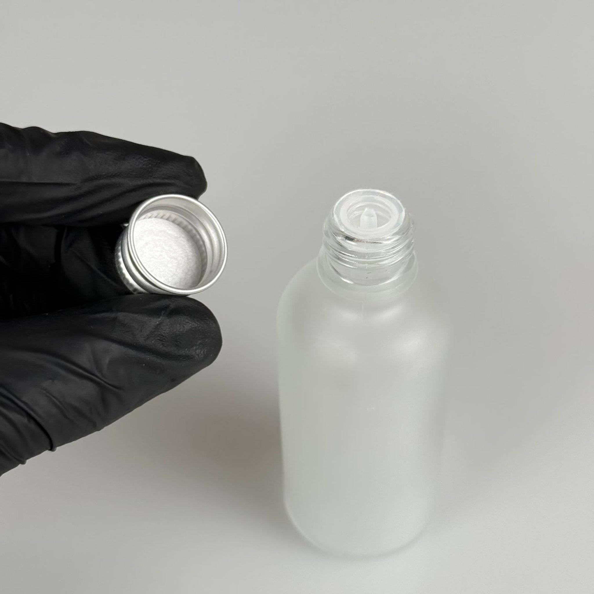 50 CC BUZLU CAM ŞİŞE + KÖPÜK CONTALI GÜMÜŞ ALÜMİNYUM METAL KAPAKLI + KOLONYA TIPALI TAKIM - 50 ML BUZLU CAM ŞİŞE