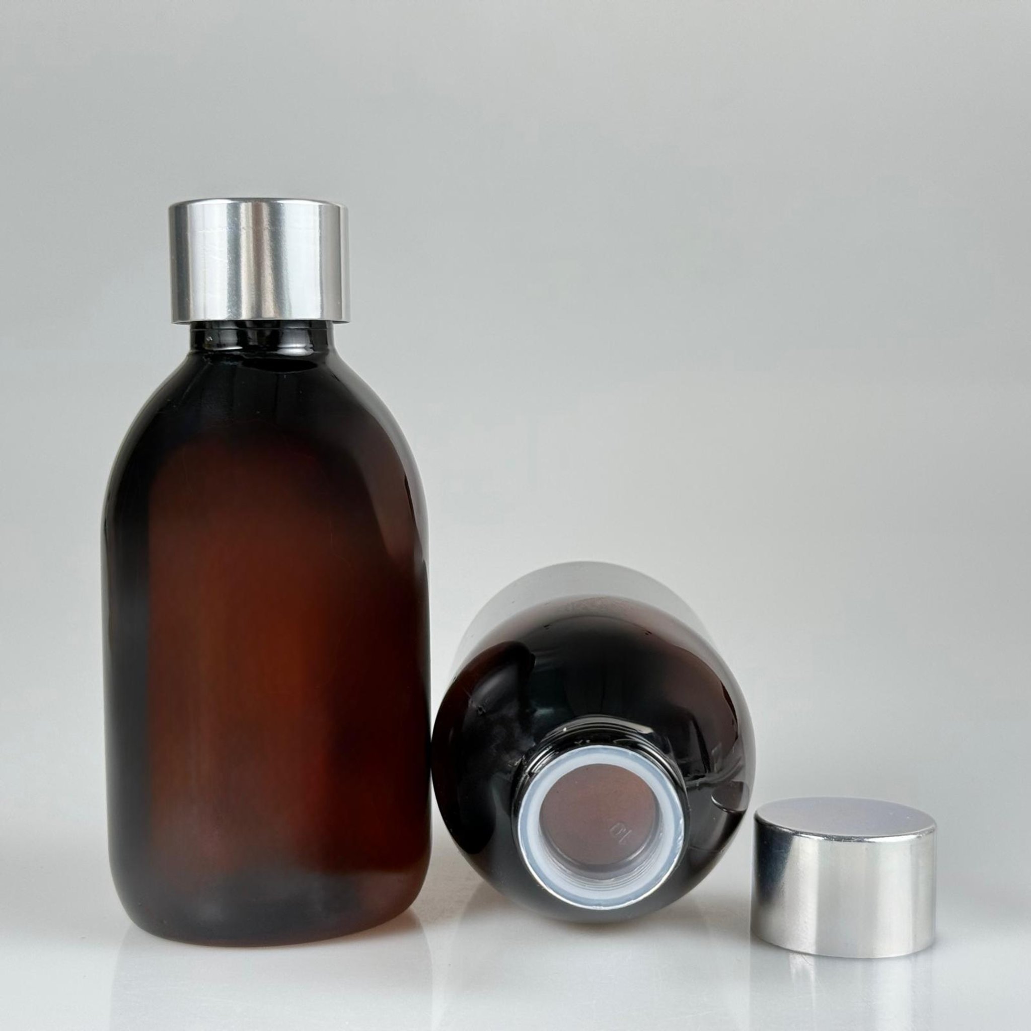 200 CC AMBER PET ECZA ŞİŞESİ + ALÜMİNYUM KAPLAMALI GÜMÜŞ KAPAKLI + KÖR TIPALI TAKIM  - 200 ML KAHVERENGİ PLASTİK ŞURUP ŞİŞESİ (21 GR)