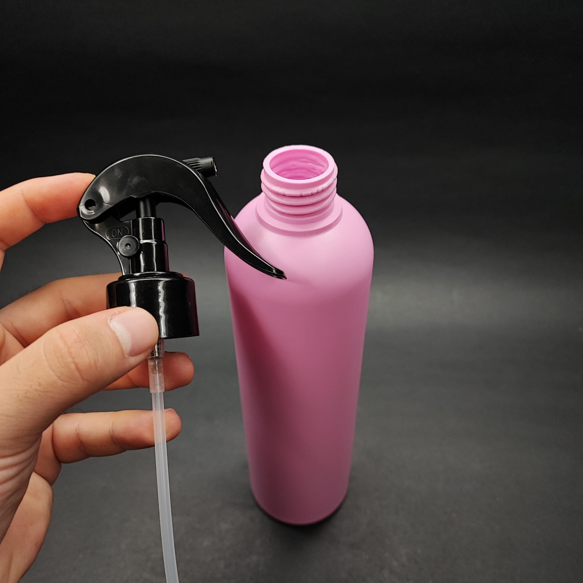 500 CC PEMBE POLİETİLEN PE ŞAMPUAN ŞİŞESİ - SİYAH TRİGER SPREYLİ (DUMAN ŞEKLİNDE PÜSKÜRTÜR) - 500 ML PE ŞAMPUAN ŞİŞESİ