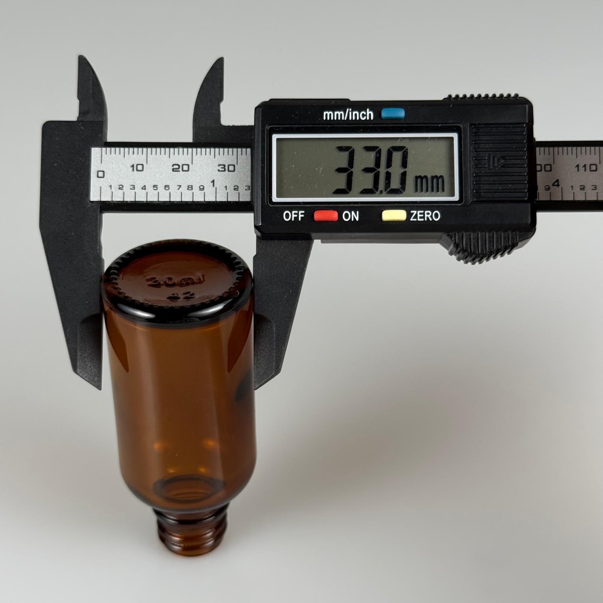 30 CC AMBER CAM ŞİŞE + KÖPÜK CONTALI SİYAH ALÜMİNYUM METAL KAPAKLI + KÖR TIPALI TAKIM - 30 ML KAHVERENGİ CAM ŞİŞE