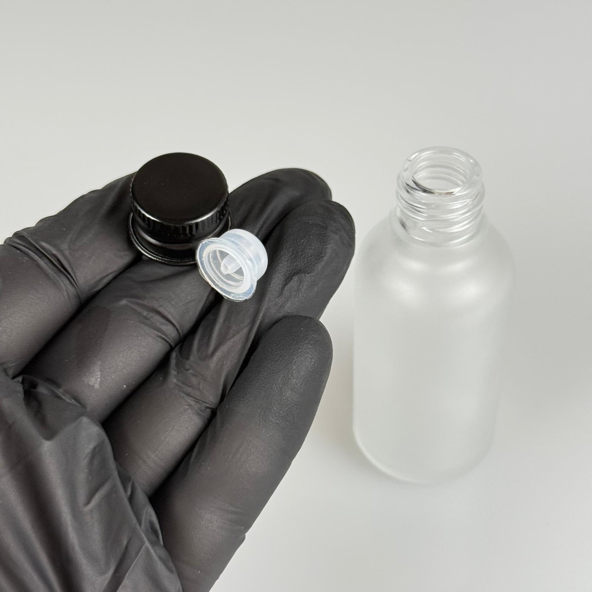 30 CC BUZLU CAM ŞİŞE + KÖPÜK CONTALI SİYAH ALÜMİNYUM METAL KAPAKLI + KOLONYA TIPALI TAKIM - 30 ML BUZLU CAM ŞİŞE