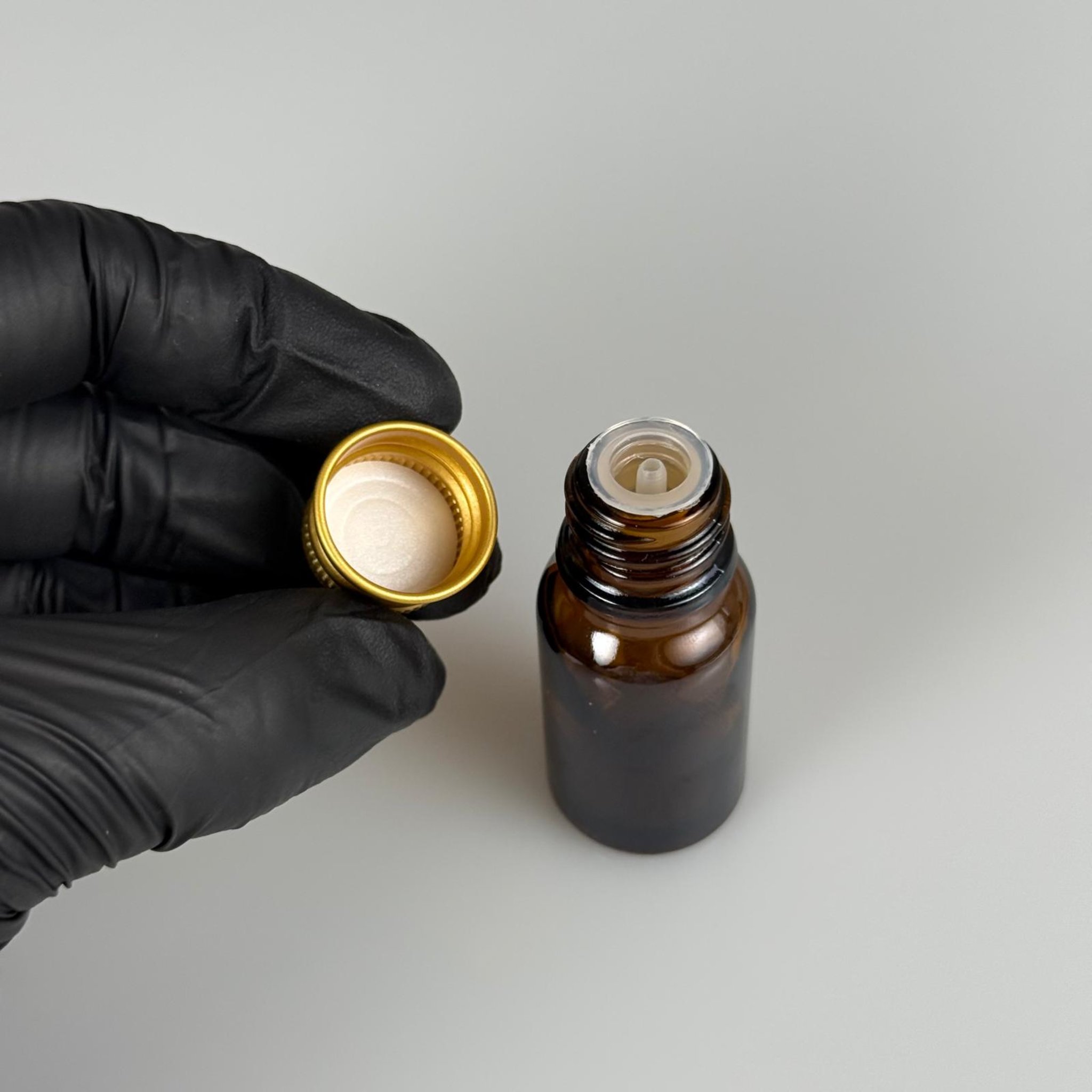 10 CC AMBER CAM ŞİŞE + KÖPÜK CONTALI GOLD ALÜMİNYUM METAL KAPAKLI + DAMLALIKLI KOLONYA TIPALI TAKIM - 10 ML KAHVERENGİ CAM ŞİŞE