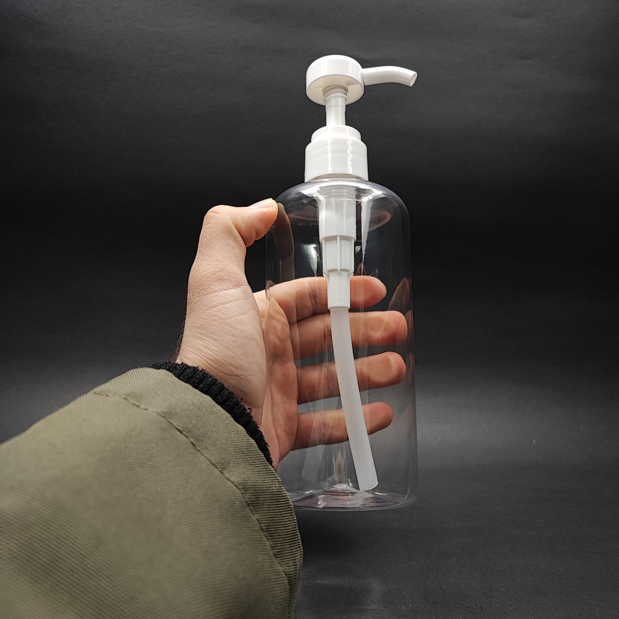 500 CC ŞEFFAF PET ŞİŞE - BEYAZ DOZAJ POMPALI (HER BASMADA 4 CC SIVI ATAR) - 500 ML POMPALI ŞİŞE - ŞURUP, ŞAMPUAN, KREM GİBİ YOĞUN KIVAMLI SIVILARDA KULLANILIR