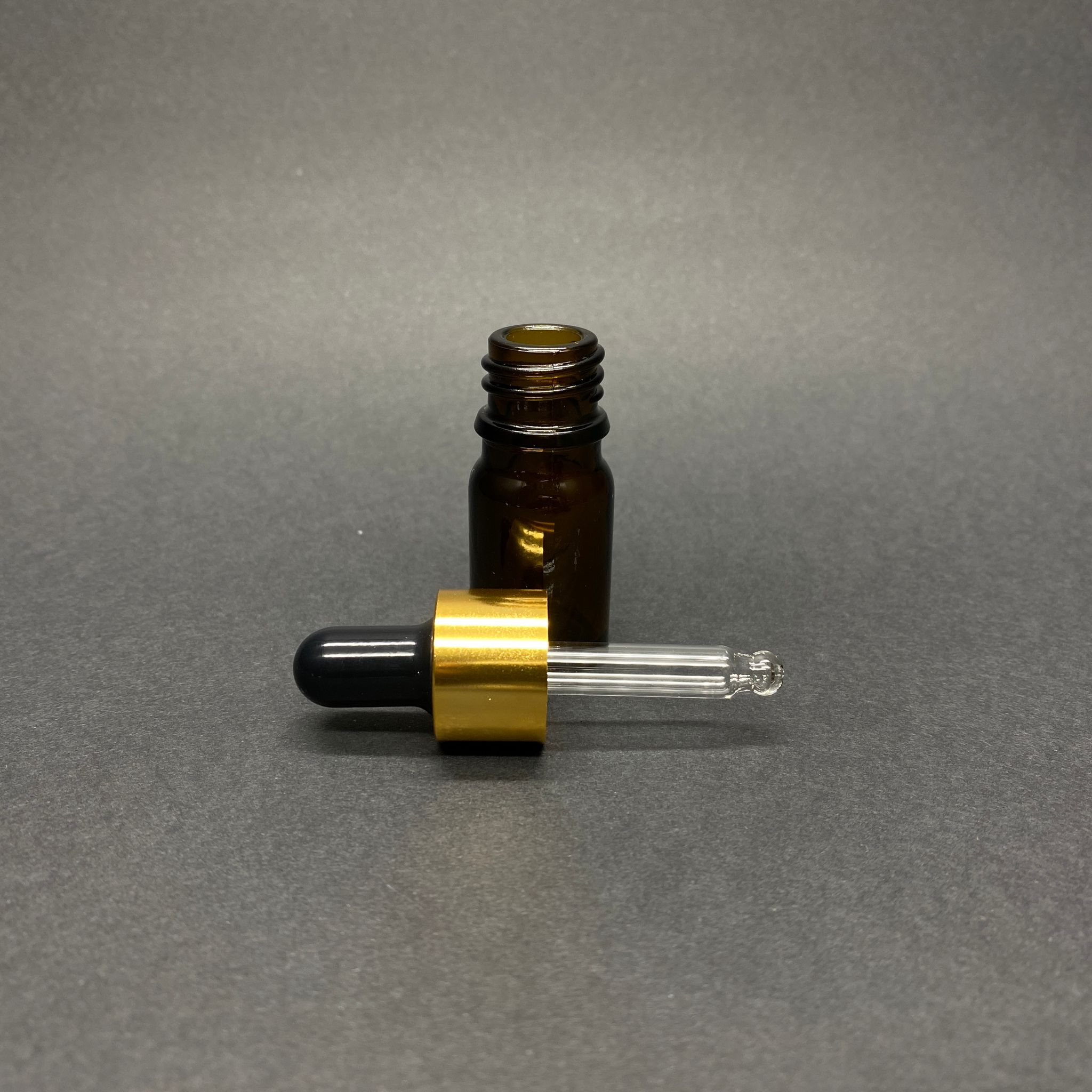 5 CC AMBER CAM DAMLALIKLI ŞİŞE - SİYAH EMZİK - GOLD METALİK KAPAK - 5 ML KAHVERENGİ CAM DAMLALIKLI ŞİŞE