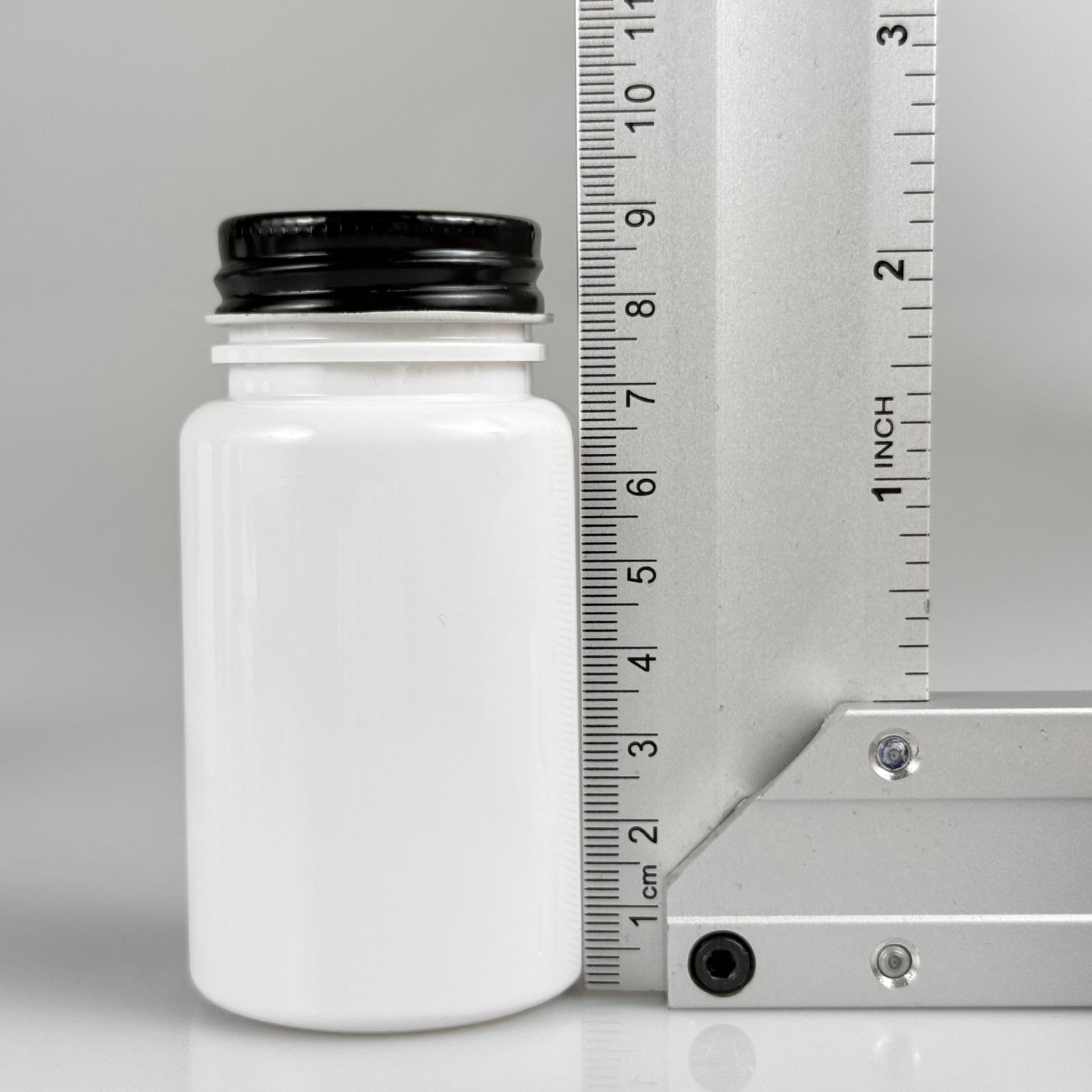100 CC BEYAZ PET PUDRA ŞİŞESİ + KÖPÜK CONTALI SİYAH METAL KAPAKLI + PUDRA TIPALI TAKIM - 100 ML PUDRA KUTUSU, EKO TUZLUK