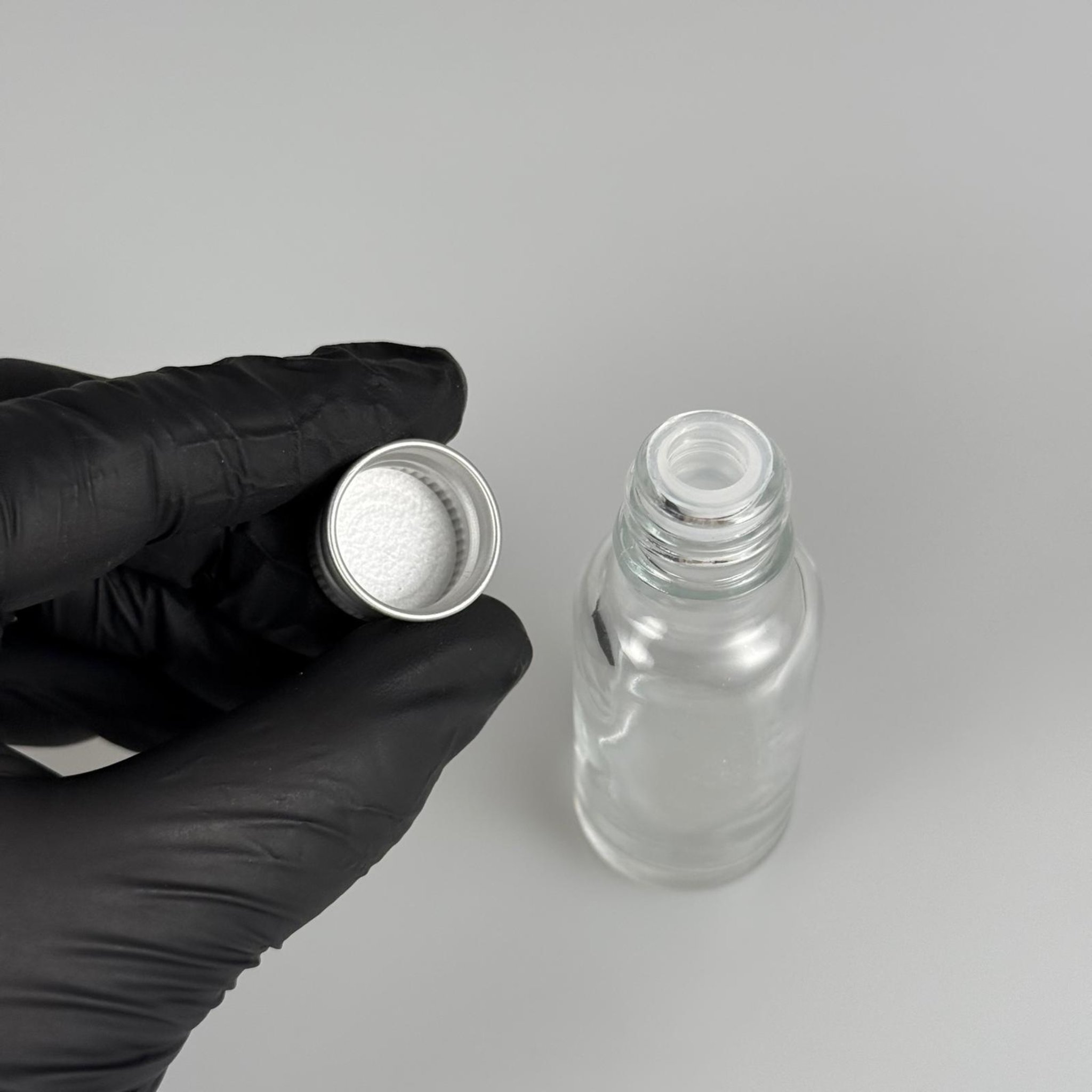 20 CC ŞEFFAF CAM ŞİŞE + KÖPÜK CONTALI GÜMÜŞ ALÜMİNYUM METAL KAPAKLI + KÖR TIPALI TAKIM - 20 ML ŞEFFAF CAM ŞİŞE