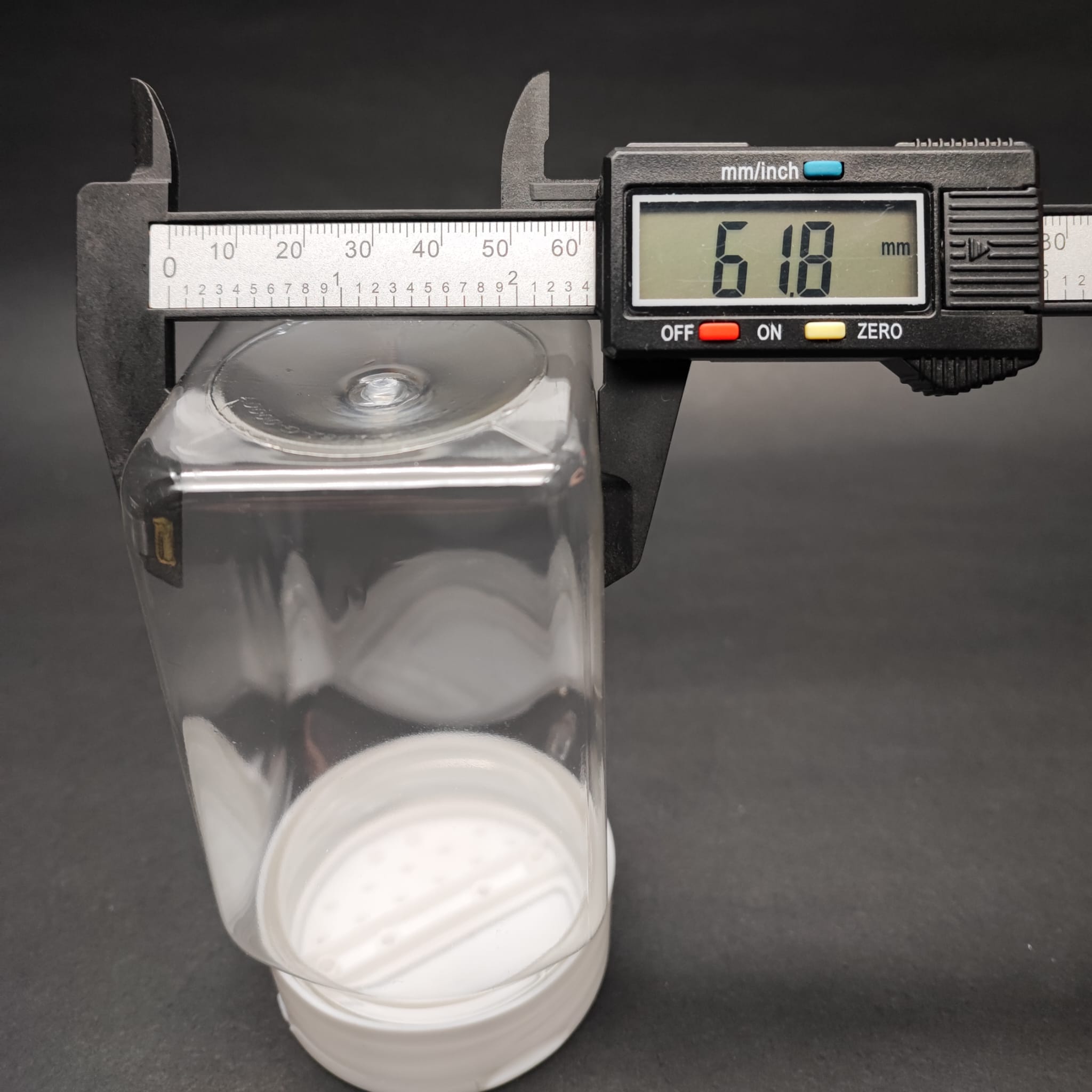 370 CC KARE PET BAHARAT KAVANOZU - BEYAZ FLİPTOP BAHARAT KAPAKLI + SIZDIRMAZ KENDİNDEN YAPIŞKANLI KÖPÜK CONTALI - toz kavanozu , baharat ambalajı , boş pudra şişesi . tuzluk , baharat düzenleyici set için kavanoz