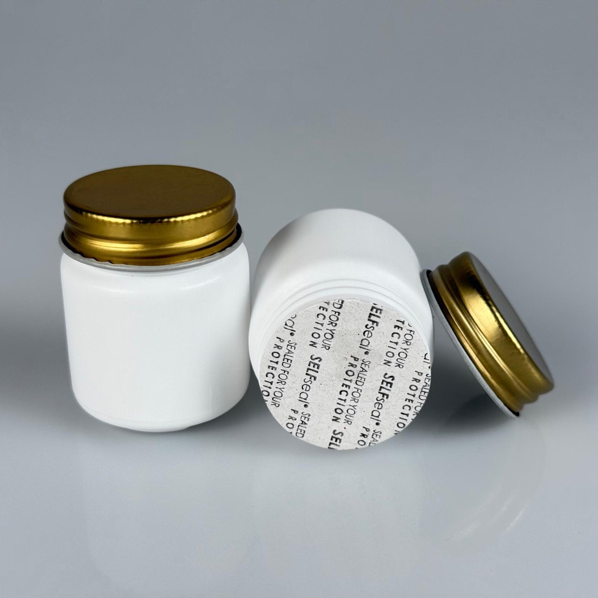 50 CC BEYAZ SERT POLİETİLEN ŞİŞE + GOLD METAL KAPAKLI + KENDİNDEN YAPIŞKANLI KÖPÜK CONTALI - 50 ML POLİETİLEN ŞİŞE