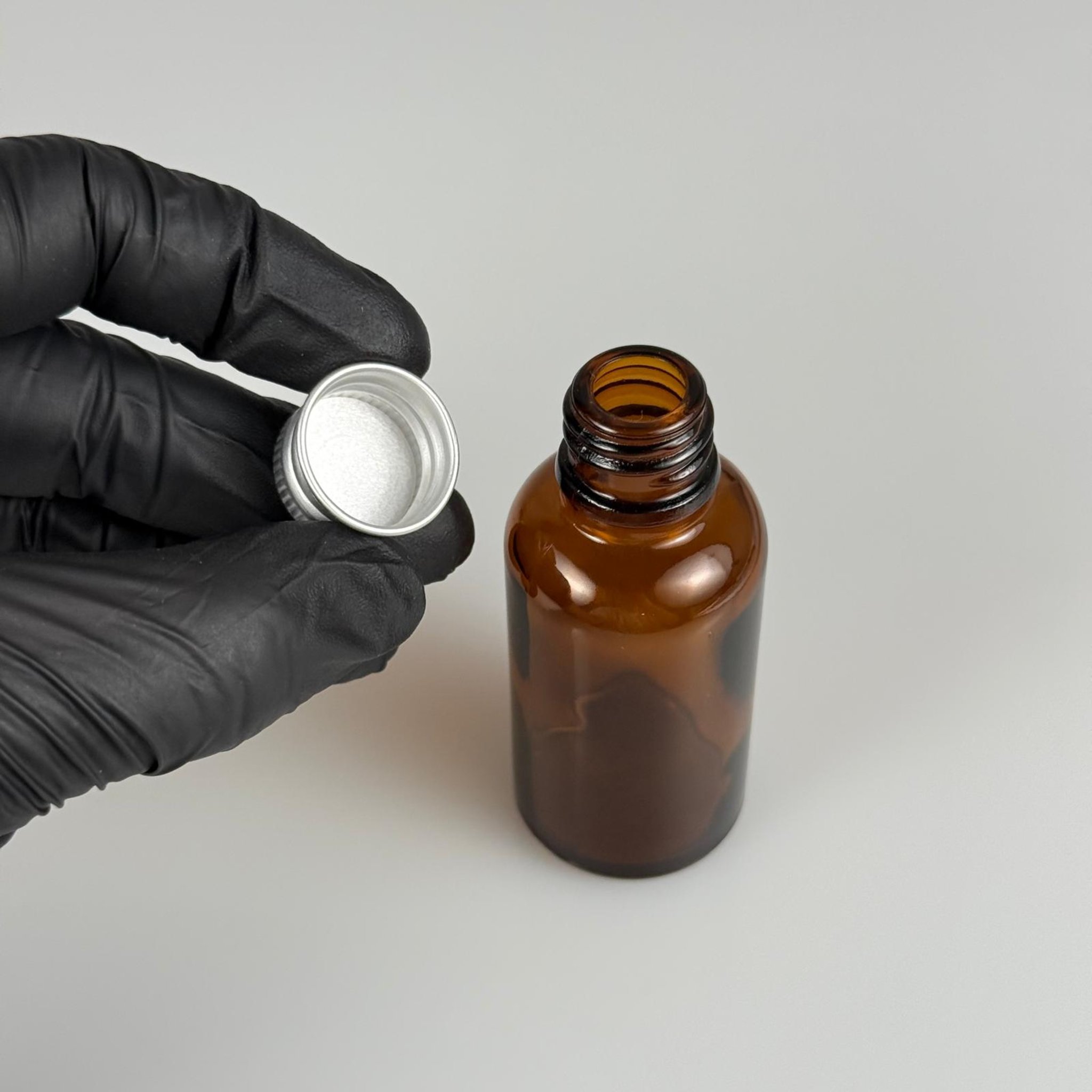 30 CC AMBER CAM ŞİŞE + KÖPÜK CONTALI GÜMÜŞ ALÜMİNYUM METAL KAPAKLI TAKIM - 30 ML KAHVERENGİ CAM ŞİŞE