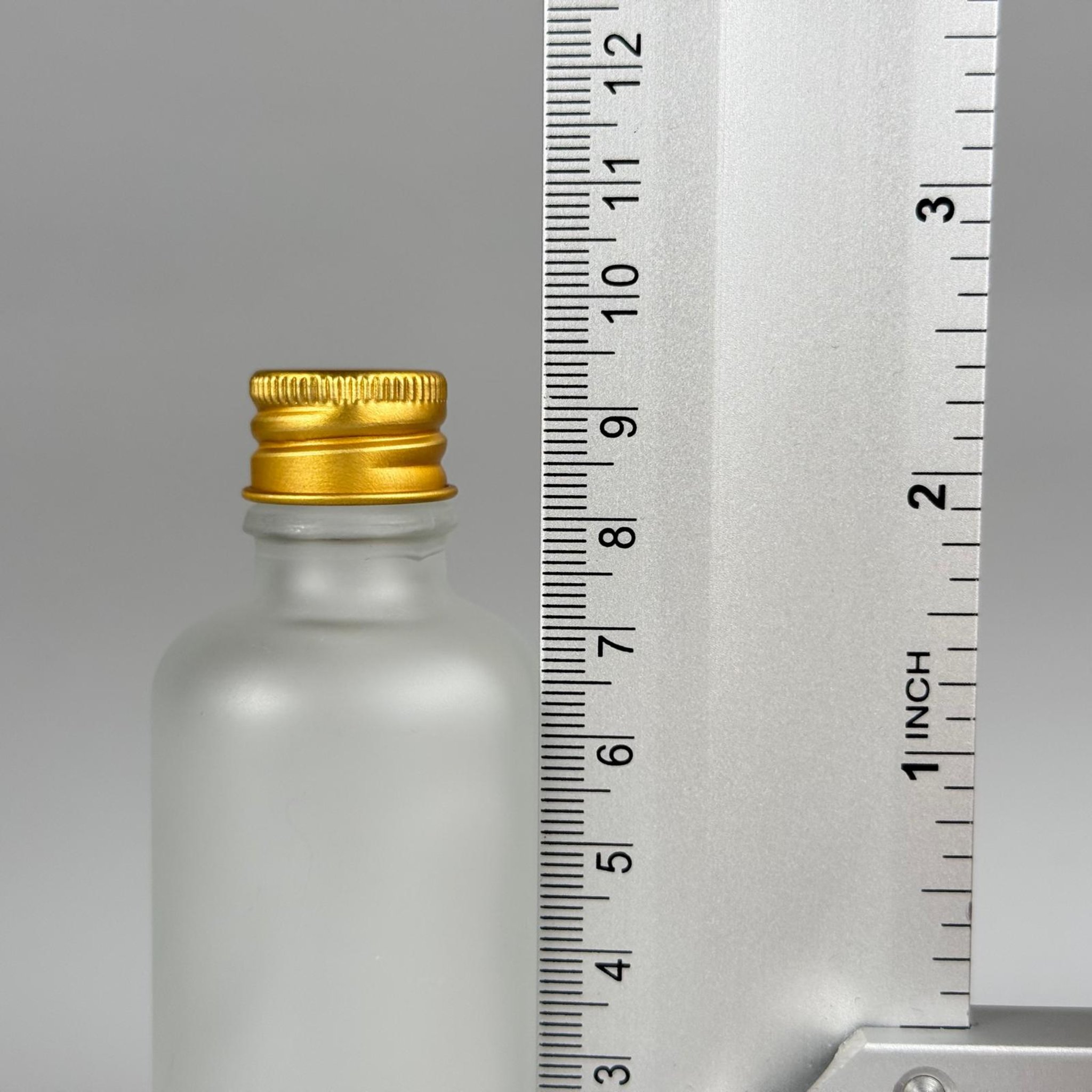 50 CC BUZLU CAM ŞİŞE + KÖPÜK CONTALI GOLD ALÜMİNYUM METAL KAPAKLI + DAMLALIKLI KOLONYA TIPALI TAKIM - 50 ML BUZLU CAM ŞİŞE